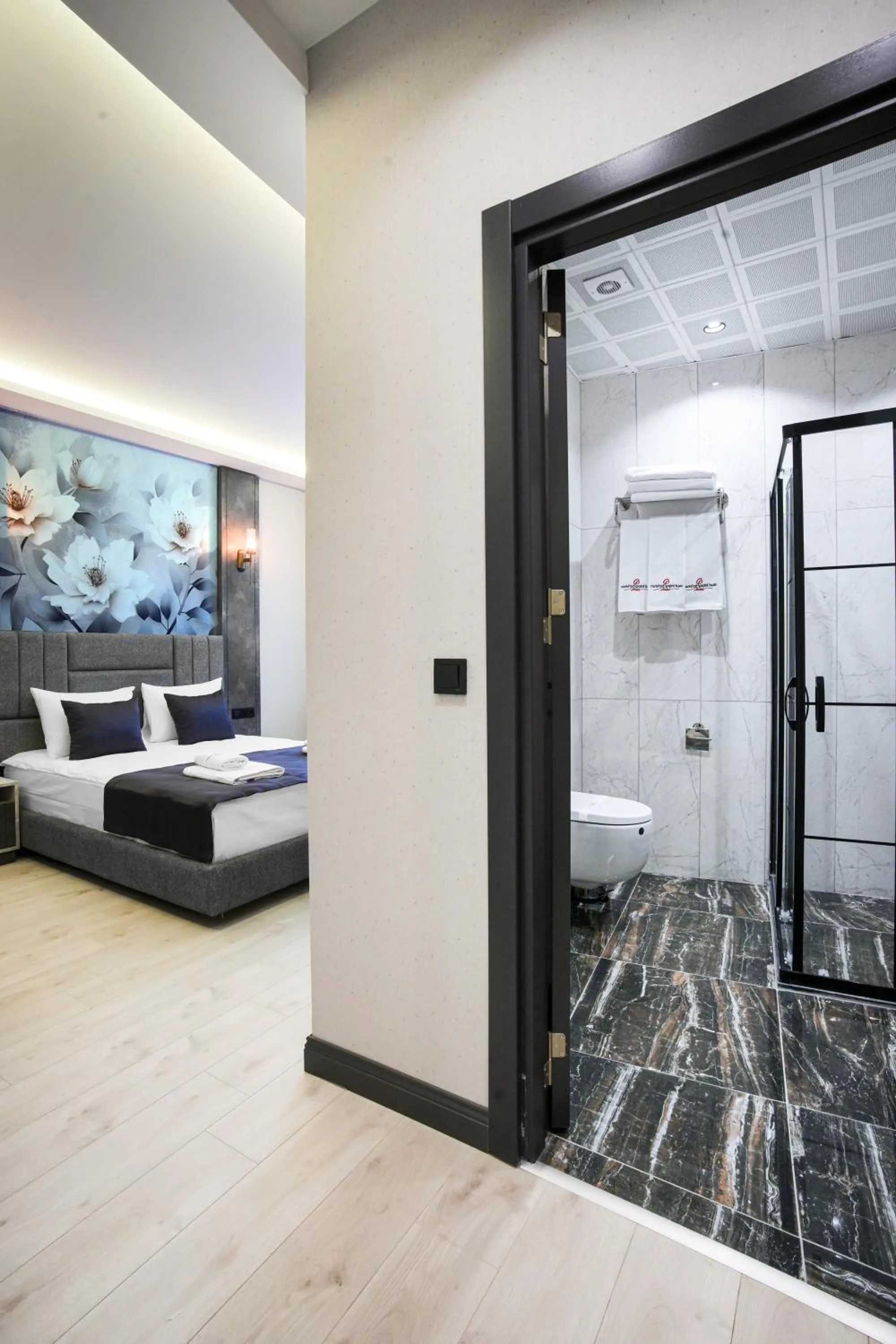 Shower, Bed in Comfort Point Two Hotel