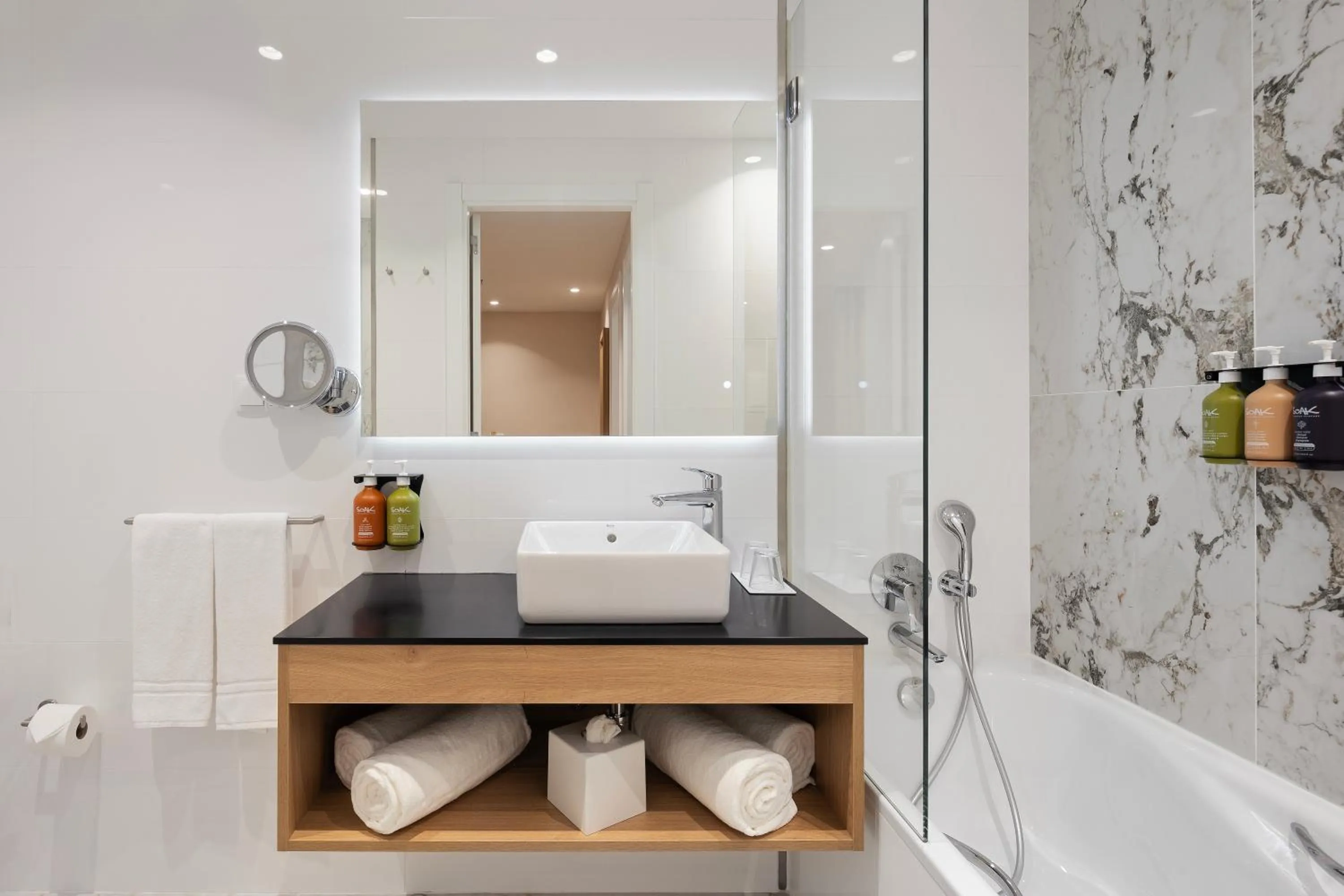 Shower, Bed in Holiday Inn Braga by IHG