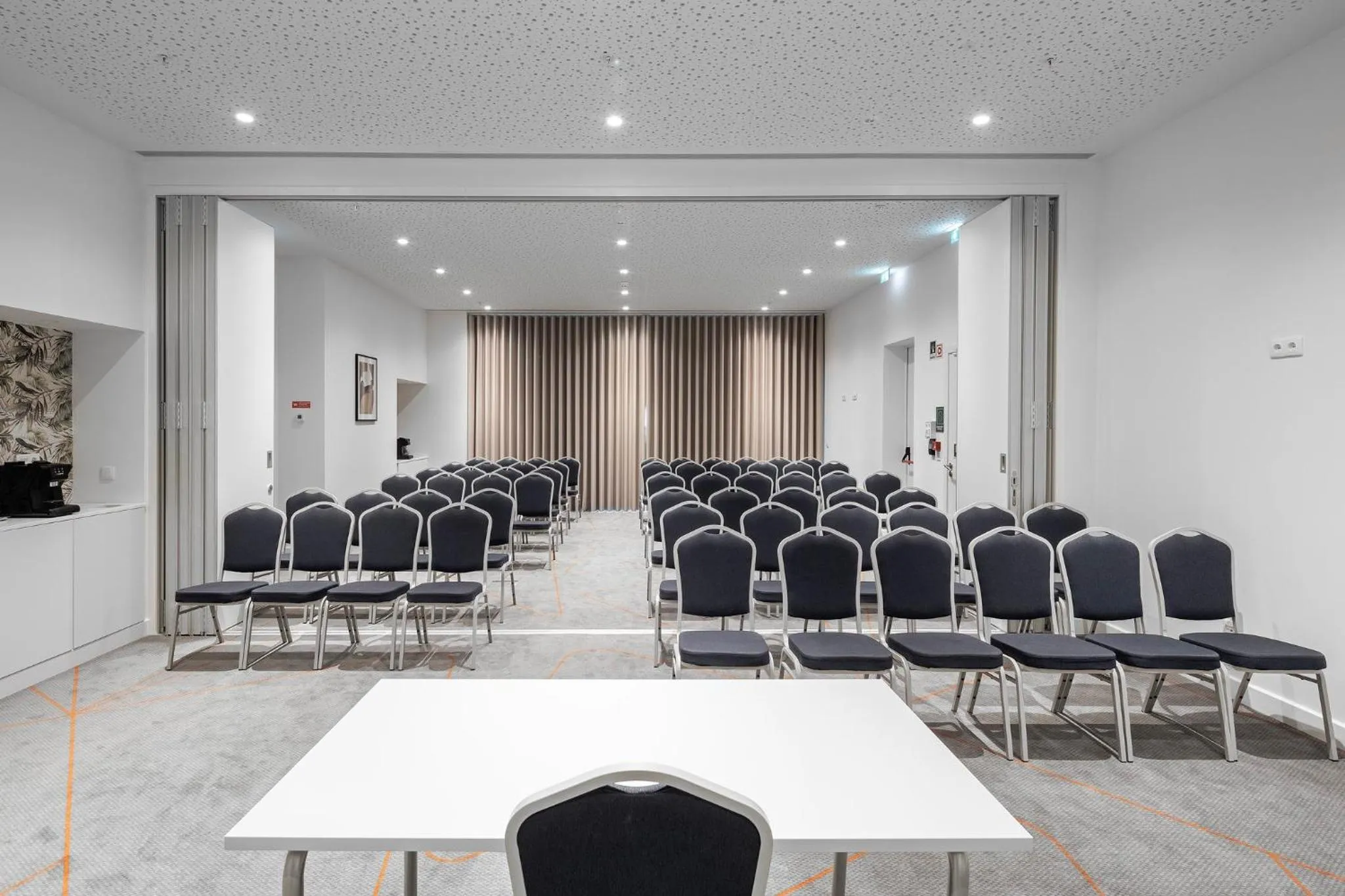 Meeting/conference room in Holiday Inn Braga by IHG
