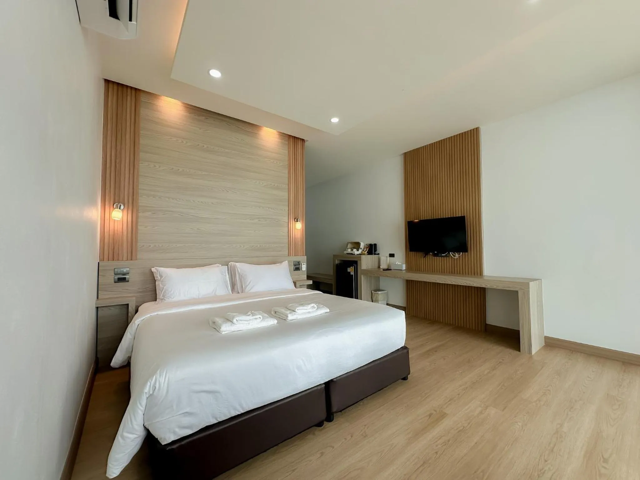 Communal lounge/ TV room, Bed in 2SIS'S Khanom Resotel