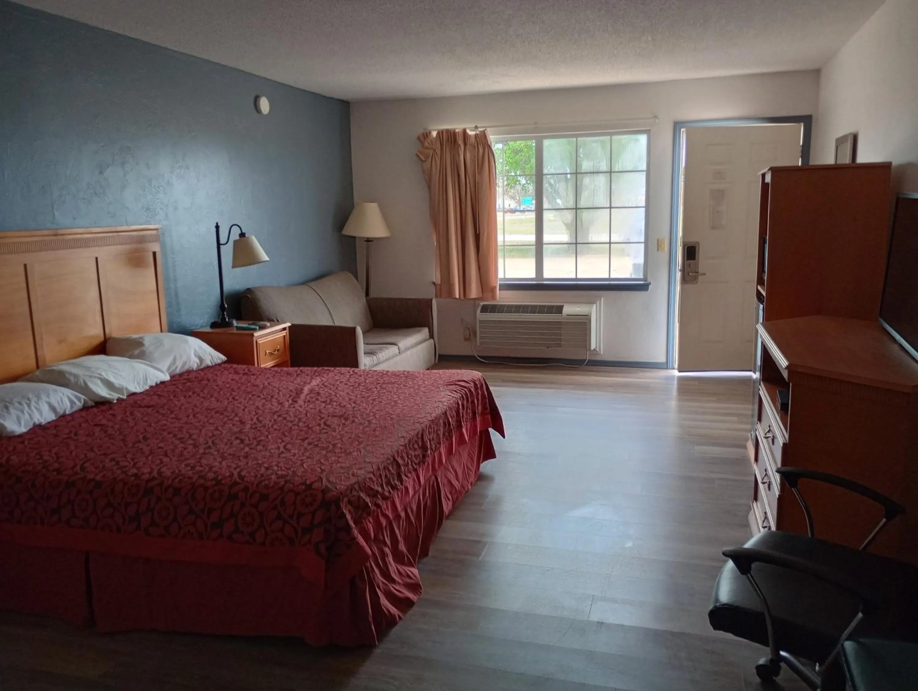 Photo of the whole room in Heritage Inn