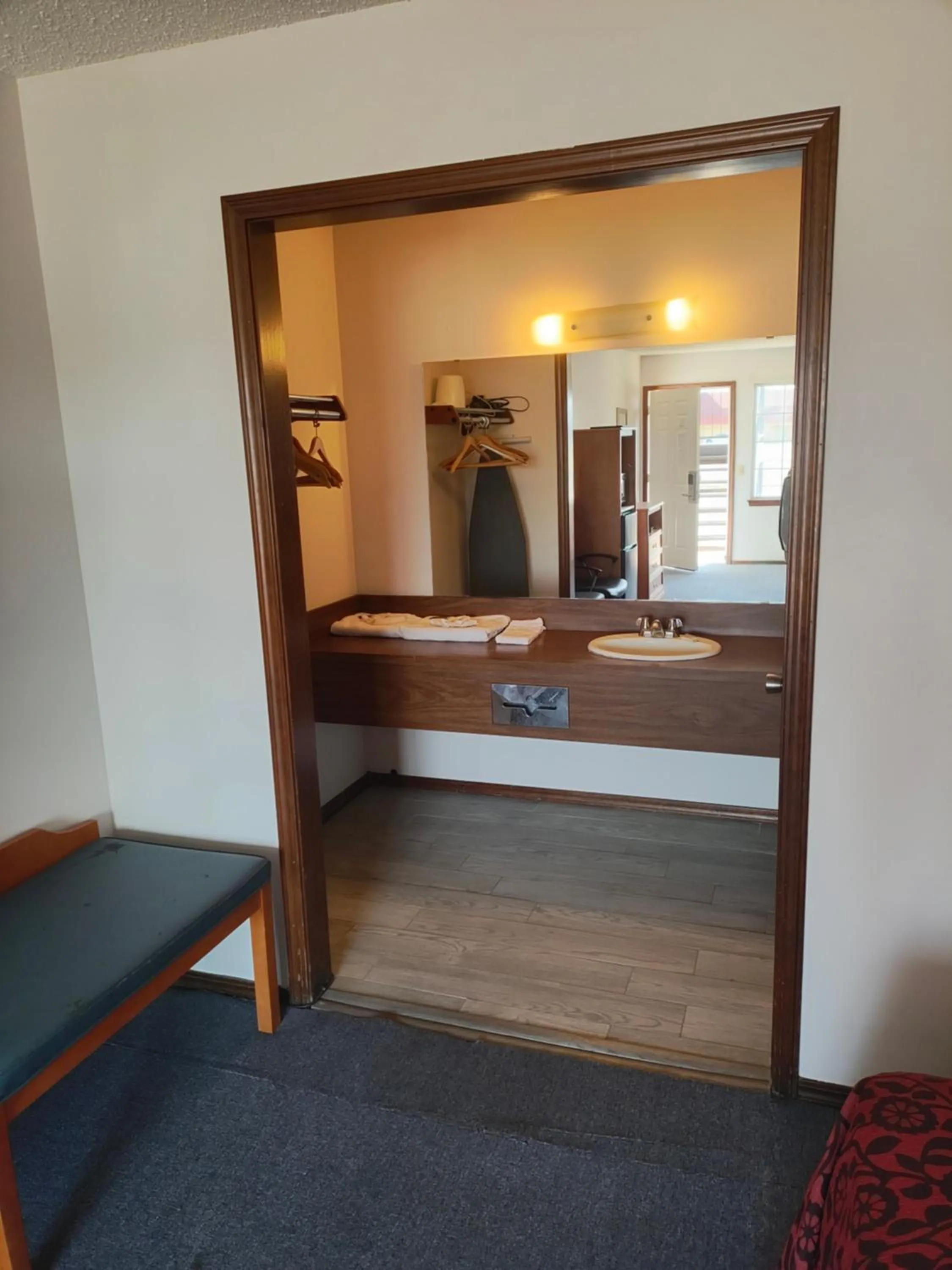 wardrobe in Heritage Inn