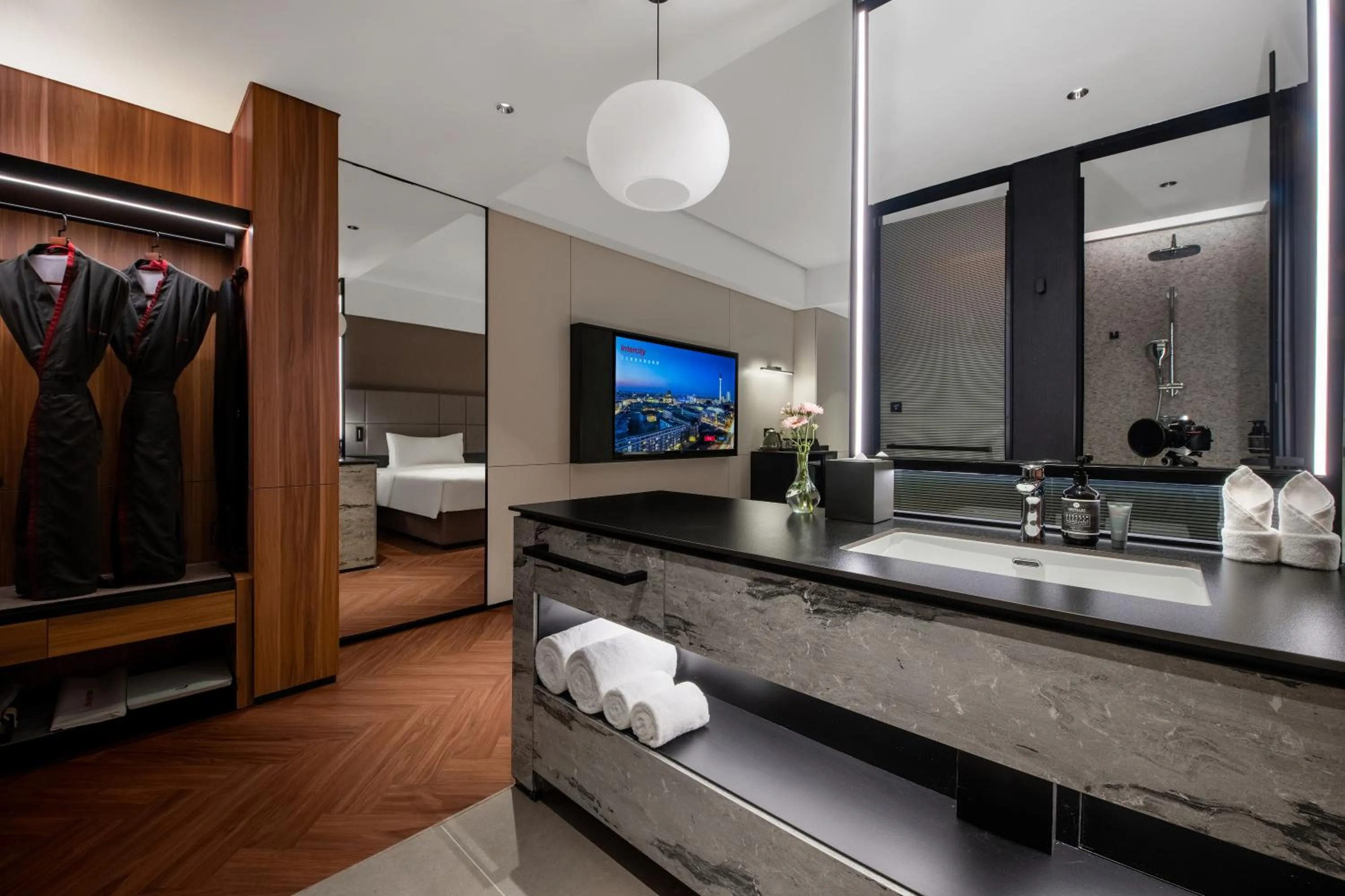 towels, Bed in Intercity Hotel Guangzhou East Railway Station - Free Shuttle Bus During Canton Fair Period