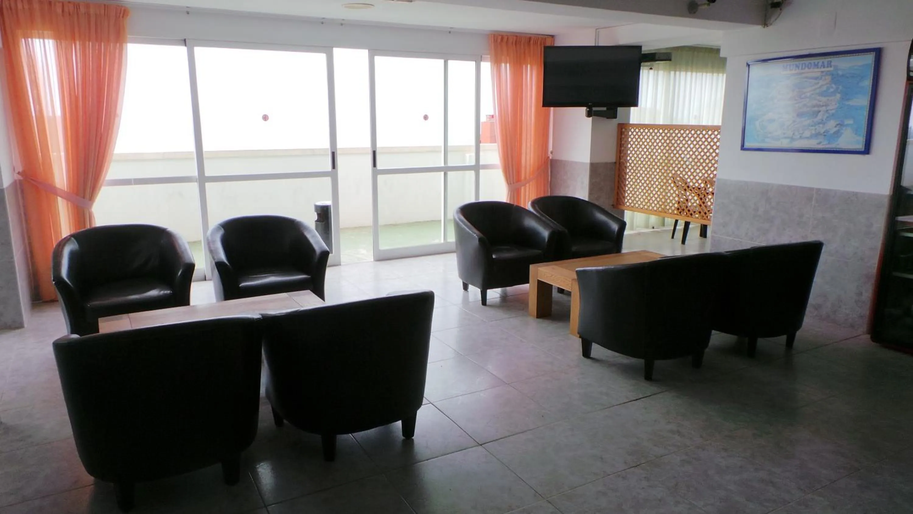 Communal lounge/ TV room in Benibeach 