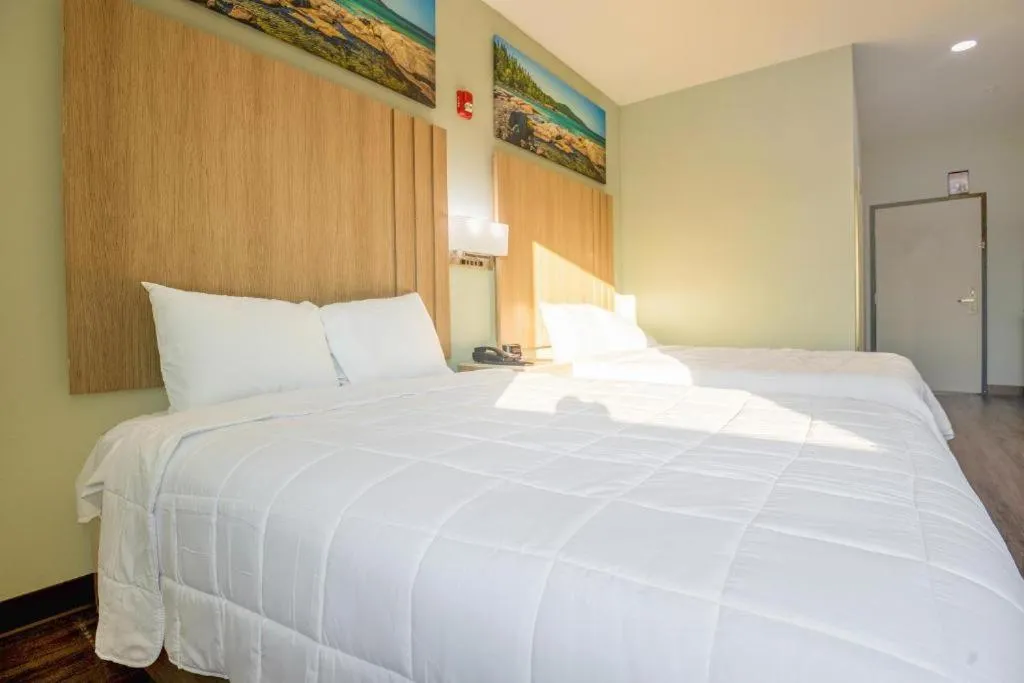 Bed in Royal Inn & Suites