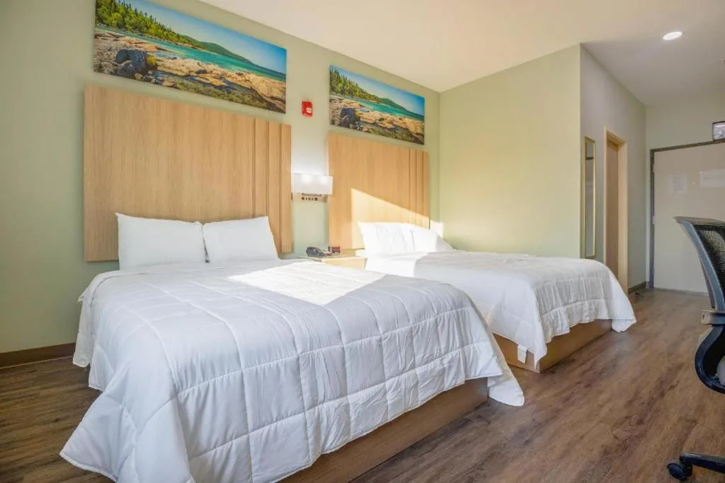 Bed in Royal Inn & Suites