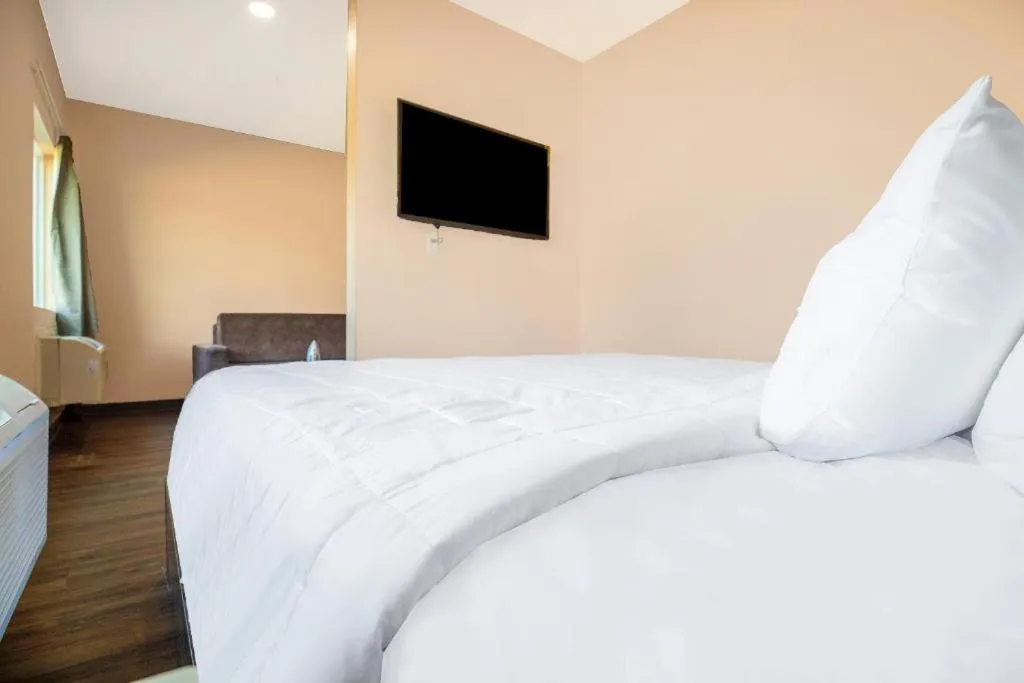 Bed in Royal Inn & Suites