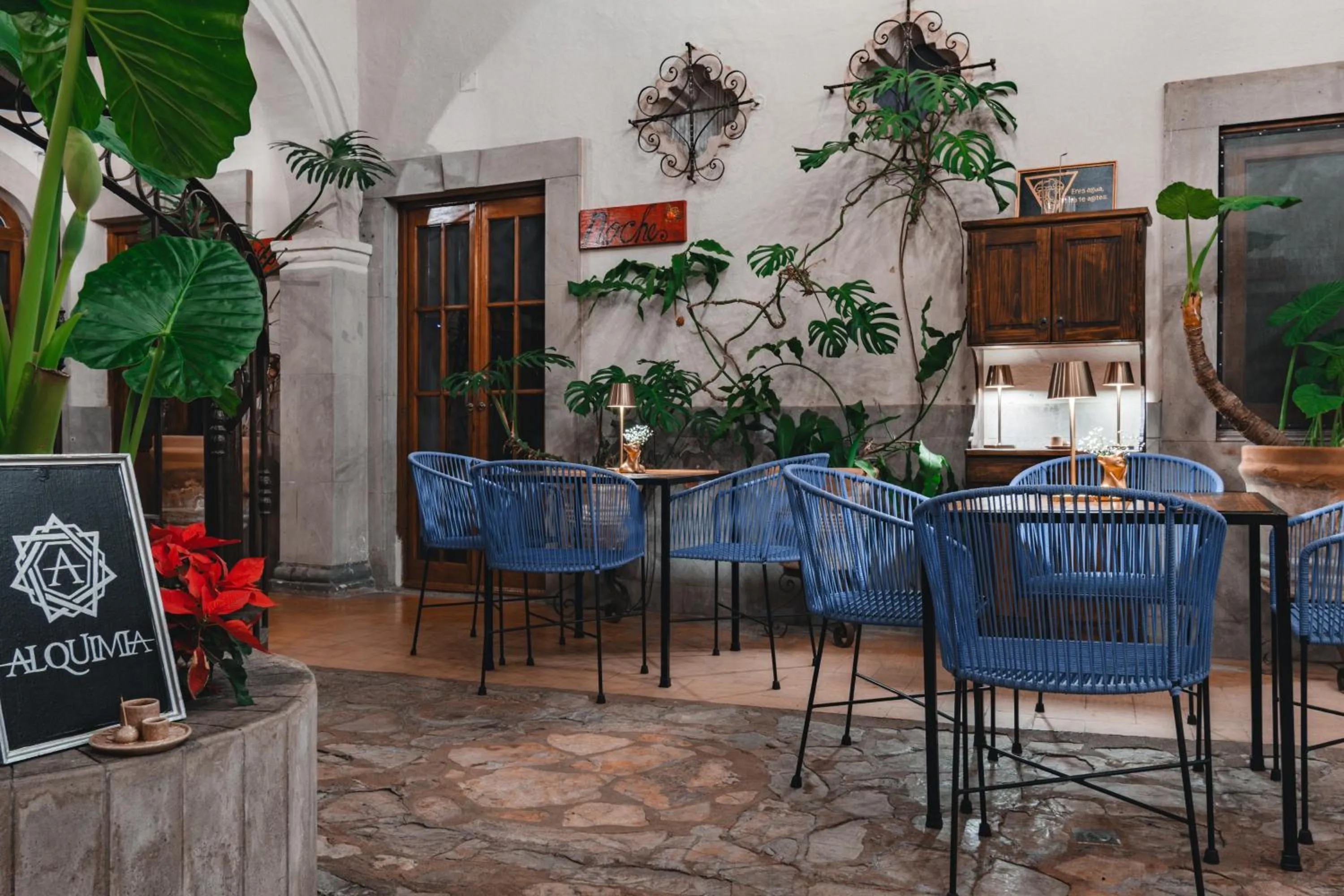 Restaurant/places to eat in Te Amo Hotel Boutique