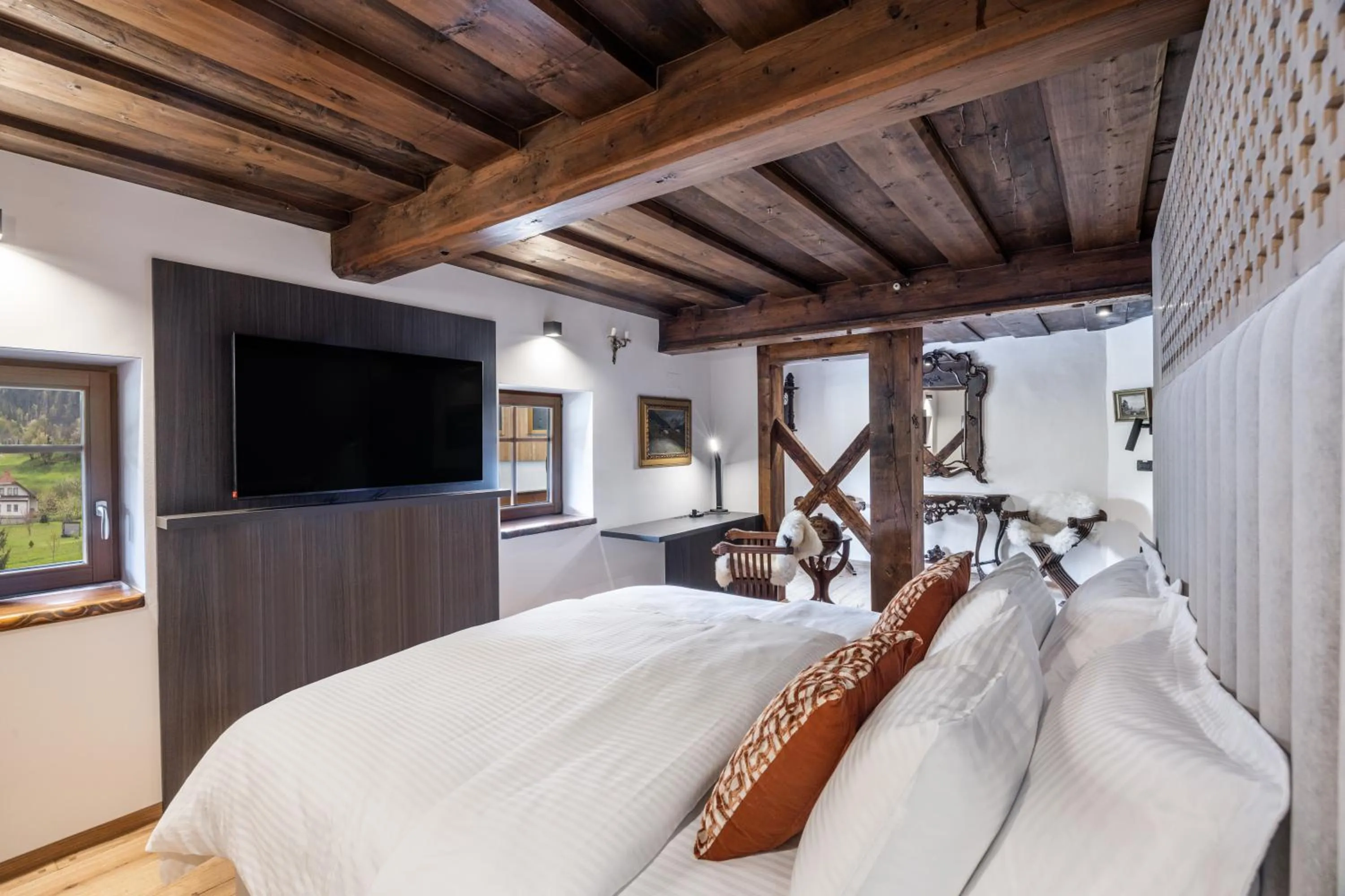 Communal lounge/ TV room, Bed in Hotel Julian Alps