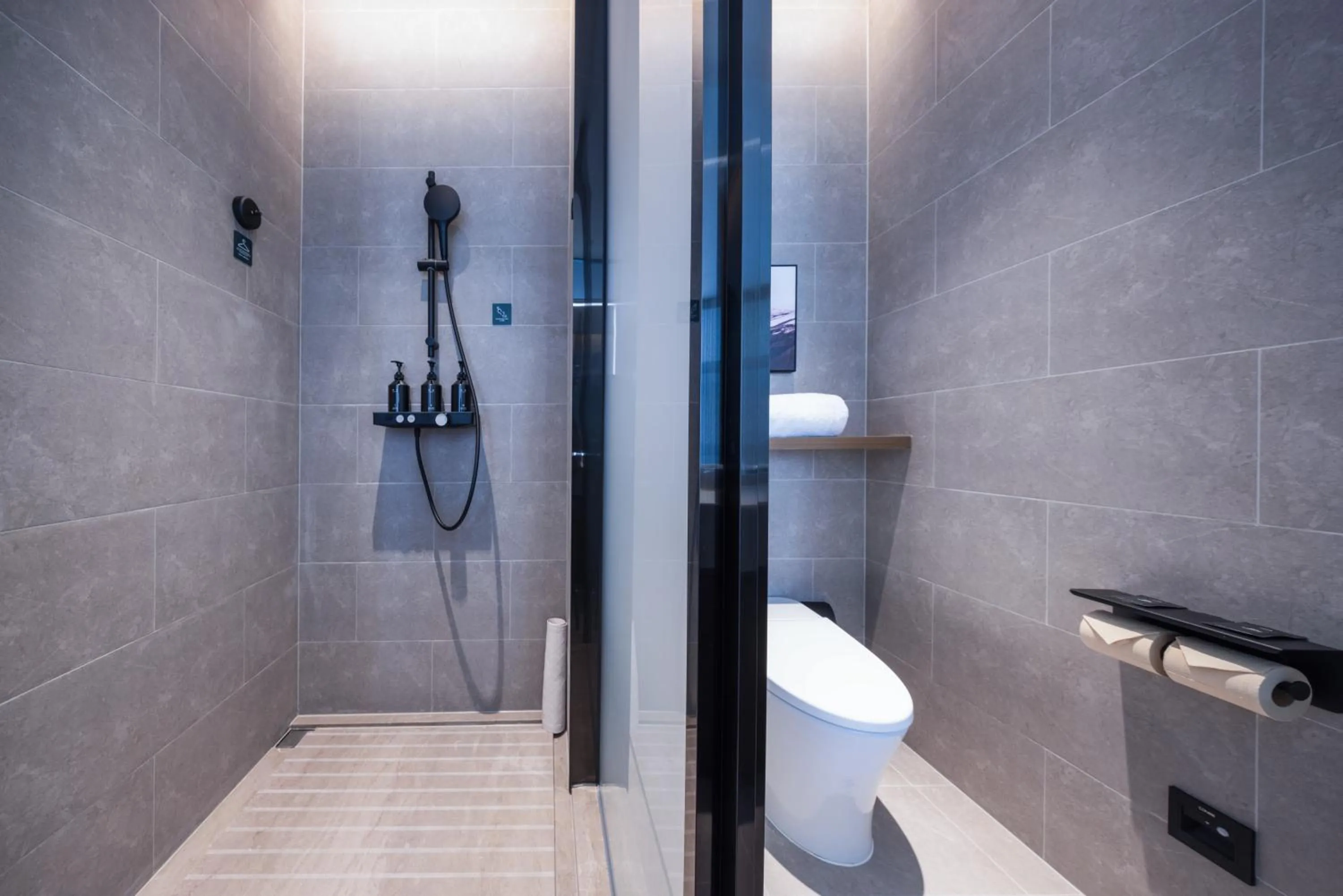 Shower in Atour Hotel Dongguan Xiping Xindi Center