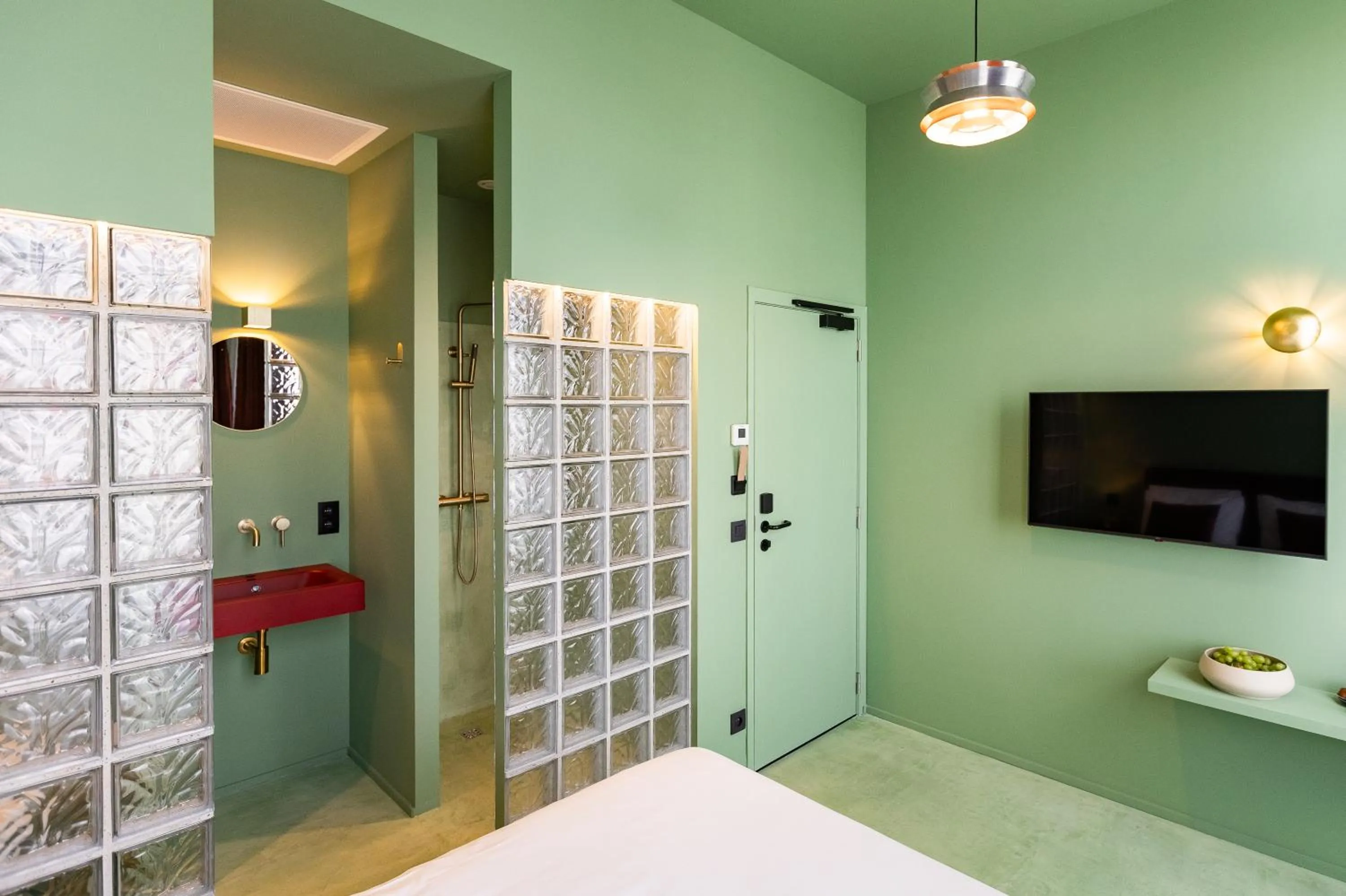 Shower, Bed in The Mila Hotel