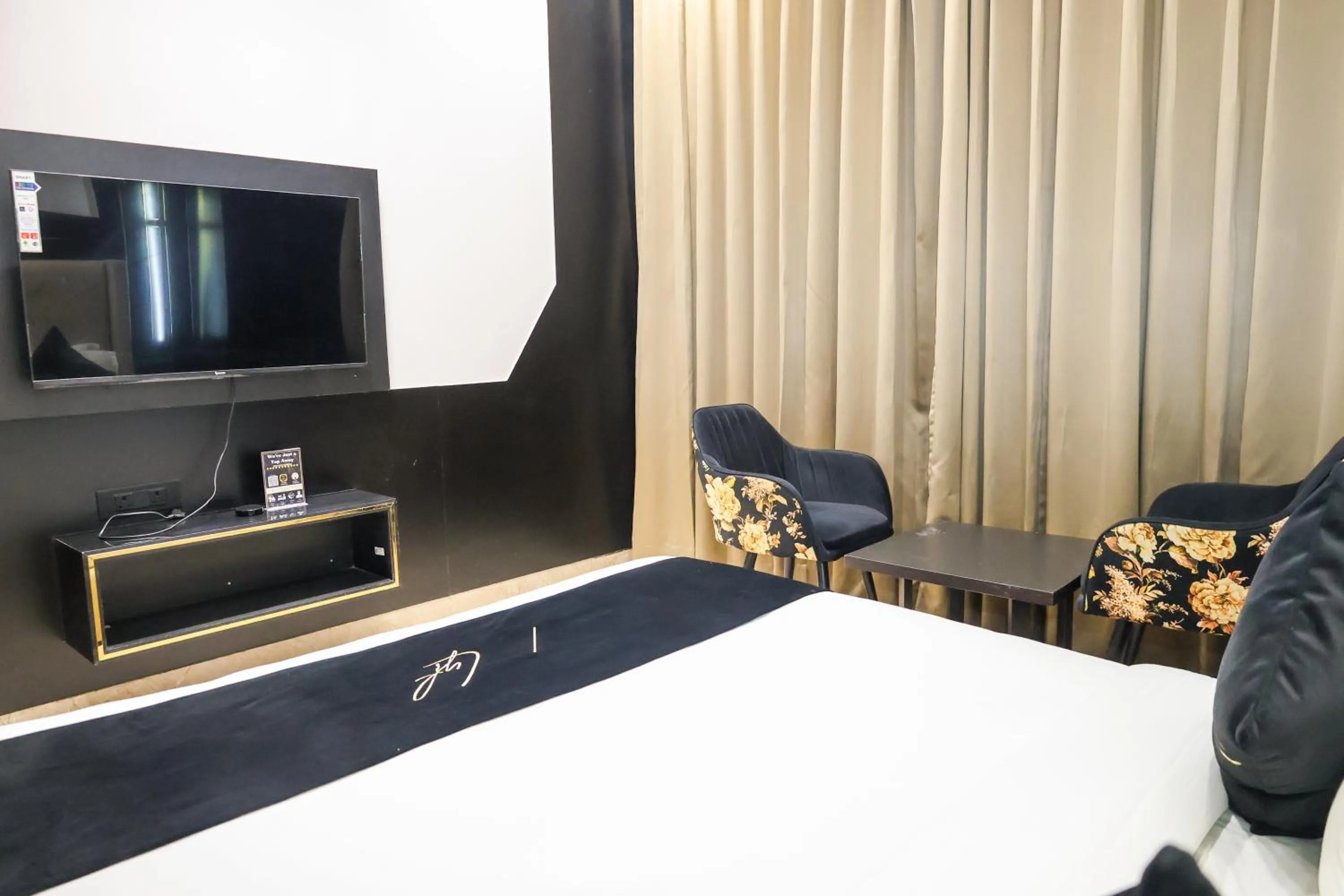 Bedroom, Bed in Aquila Grand Suites - Noida Sector 136