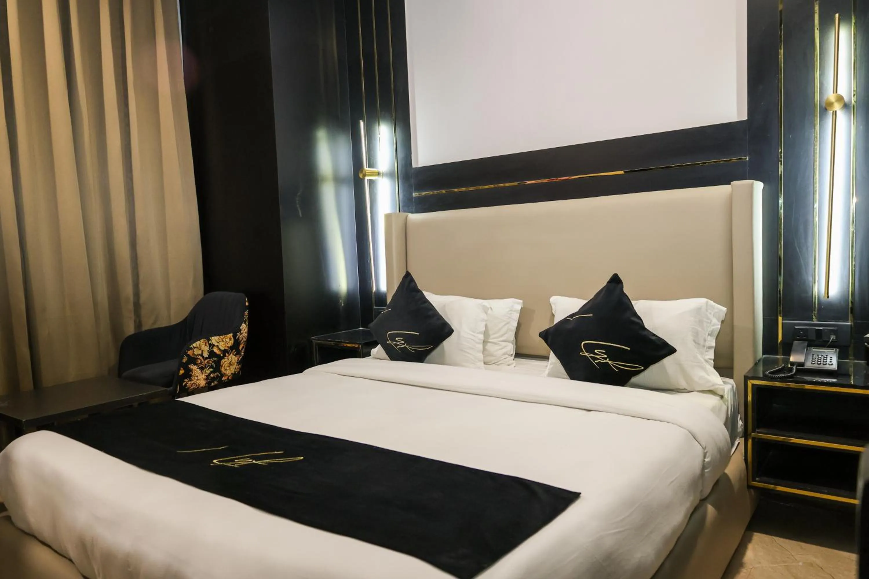 Bed in Aquila Grand Suites - Noida Sector 136