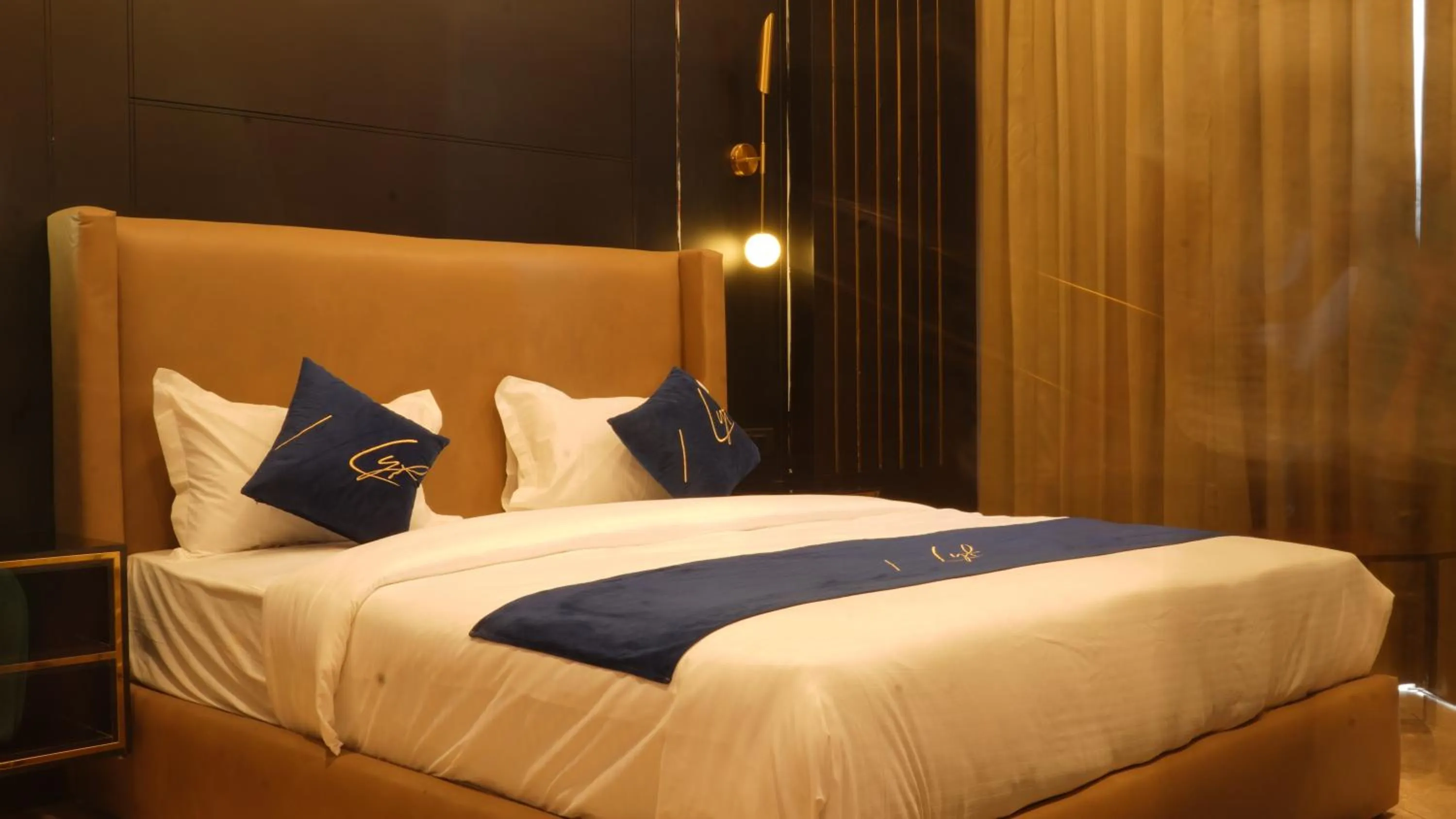 Bed in Aquila Grand Suites - Noida Sector 136