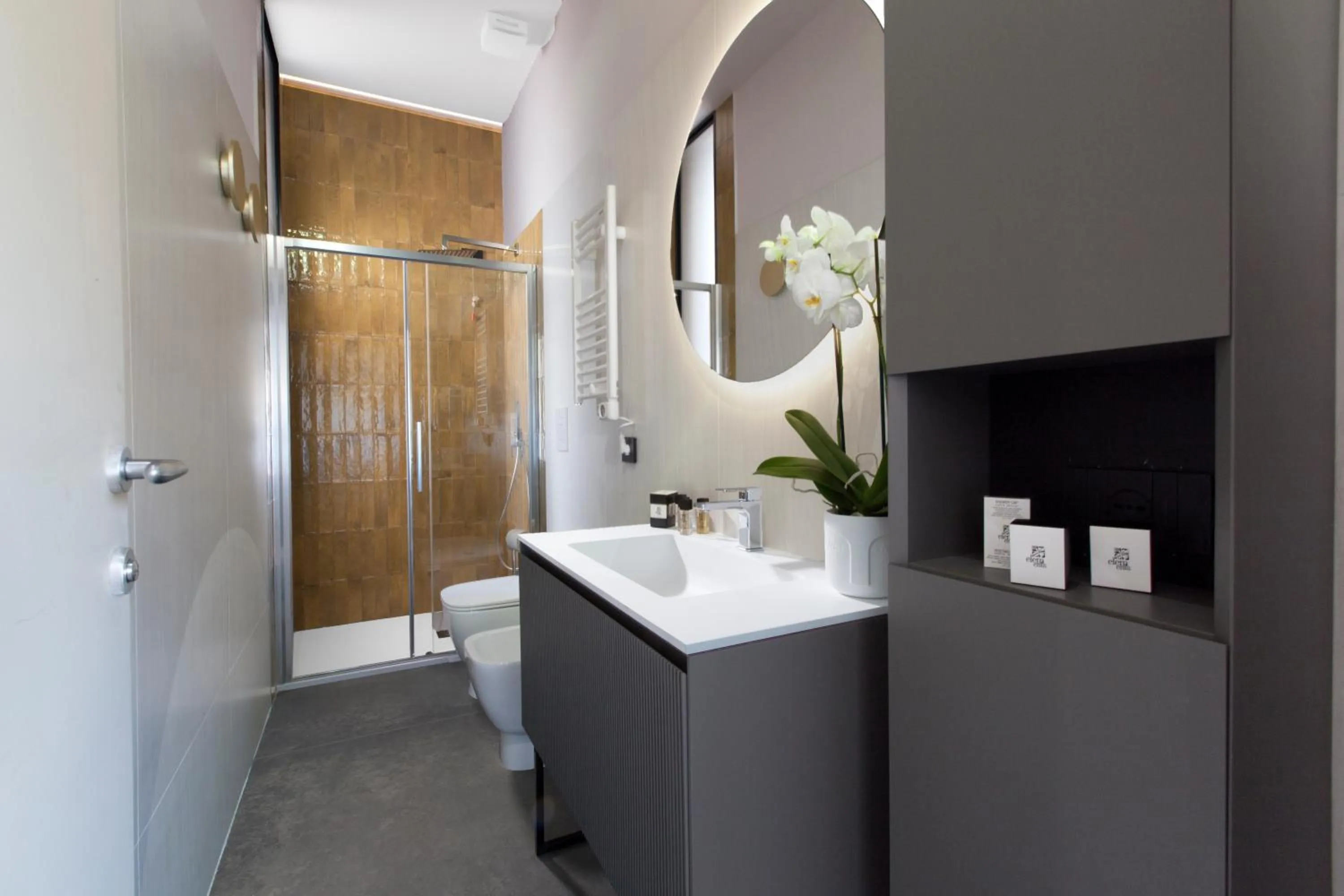 Shower in Vesuvius Palace Aparthotel