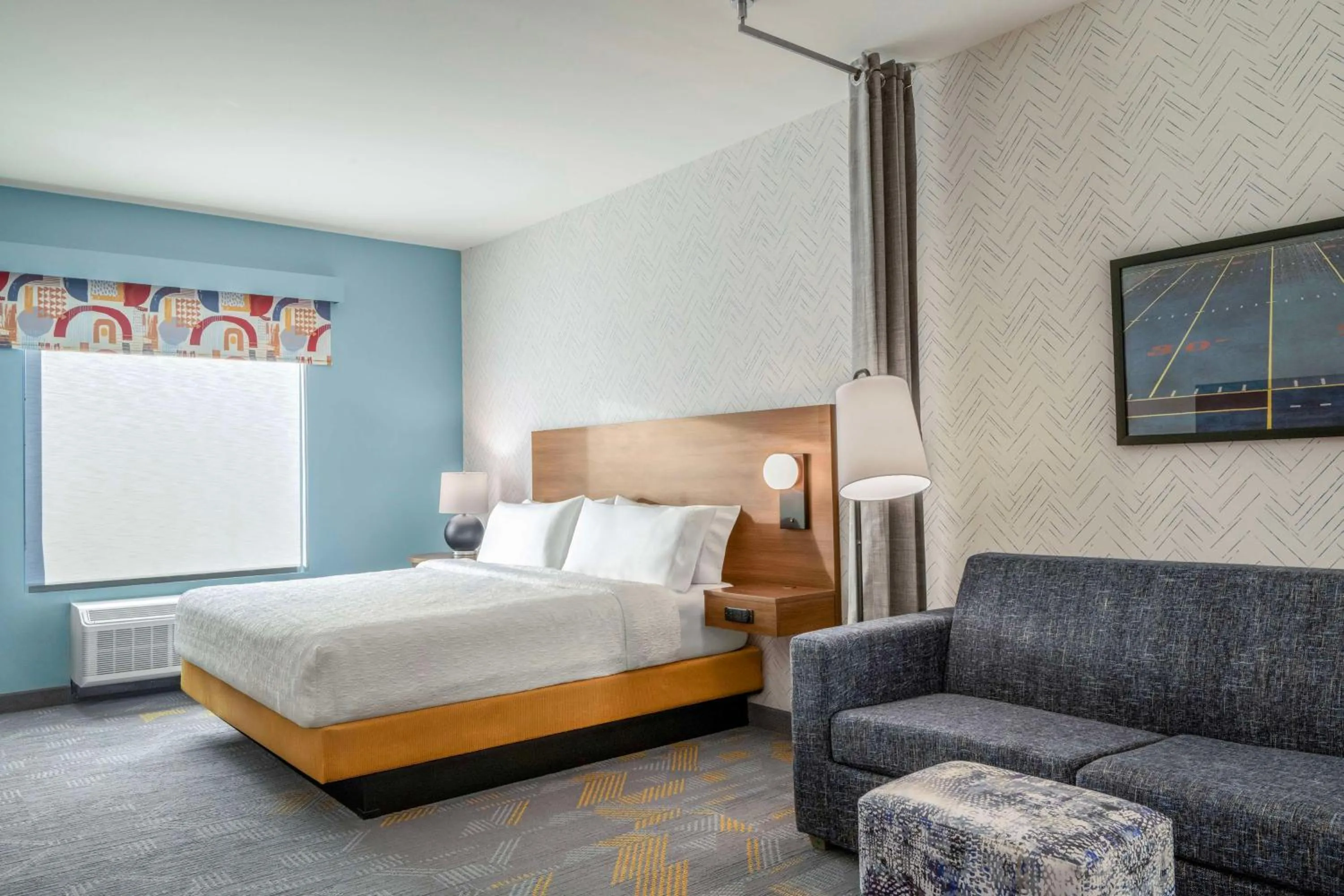 Living room, Bed in Home2 Suites By Hilton Jonesboro