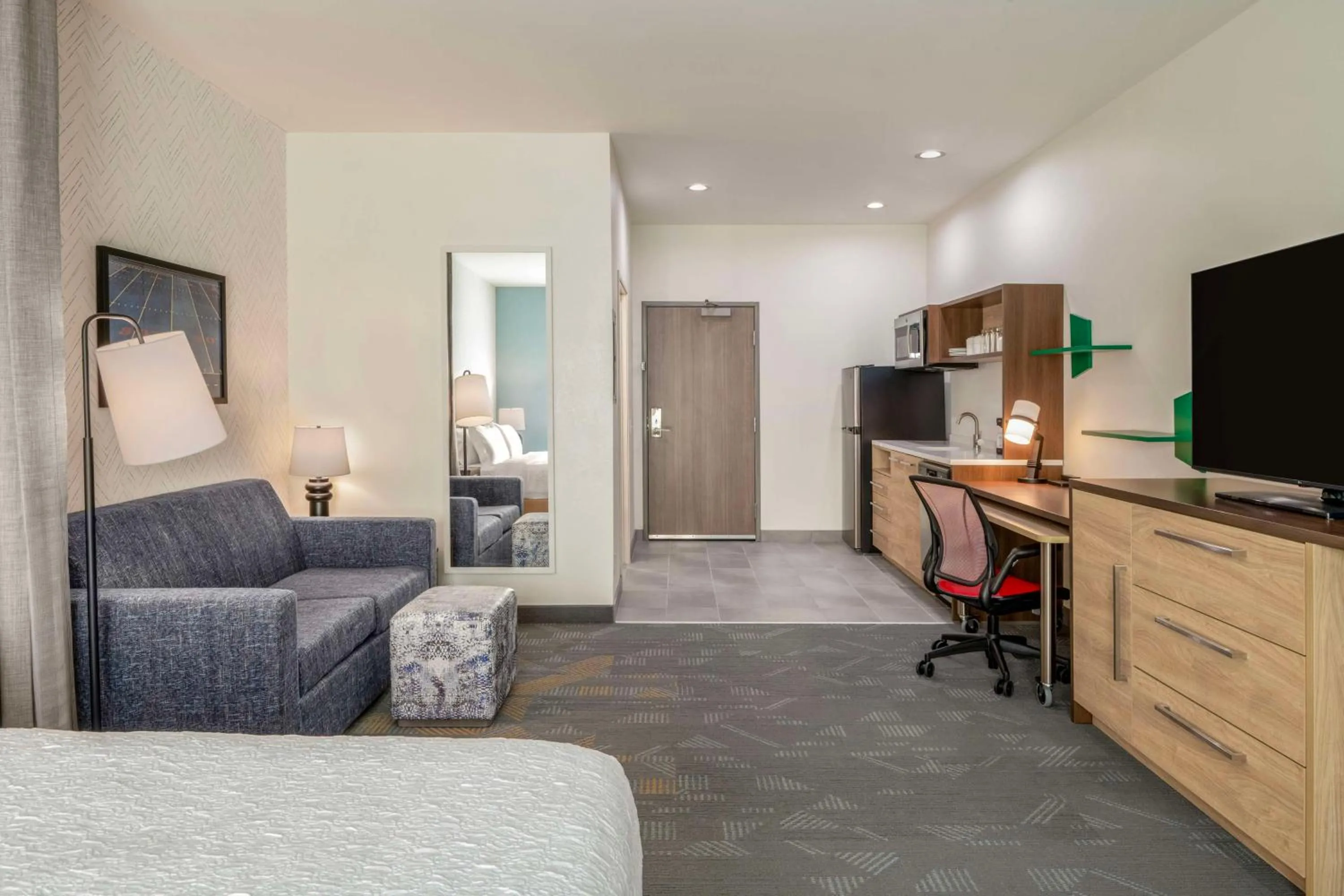 Living room, Bed in Home2 Suites By Hilton Jonesboro