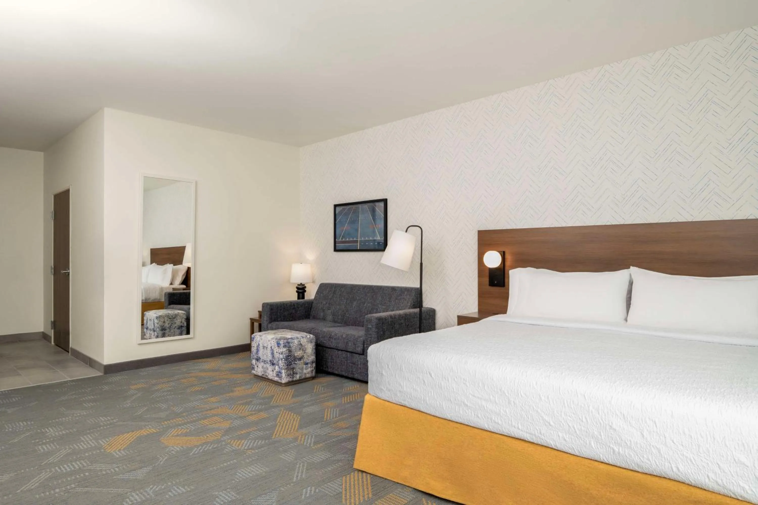 Living room, Bed in Home2 Suites By Hilton Jonesboro