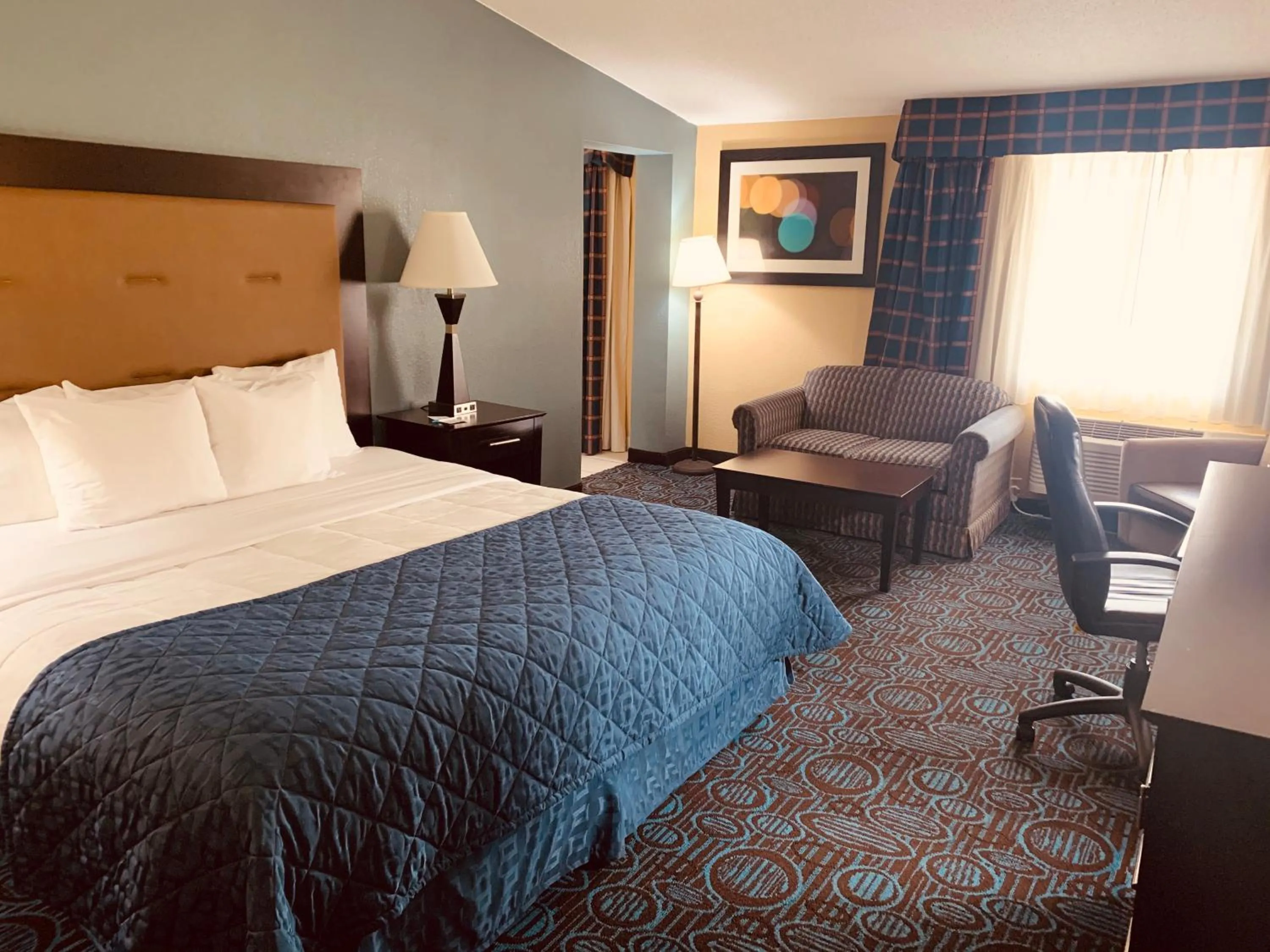 Bed in REGENCY Inn & SUITES NEW LONDON MYSTIC