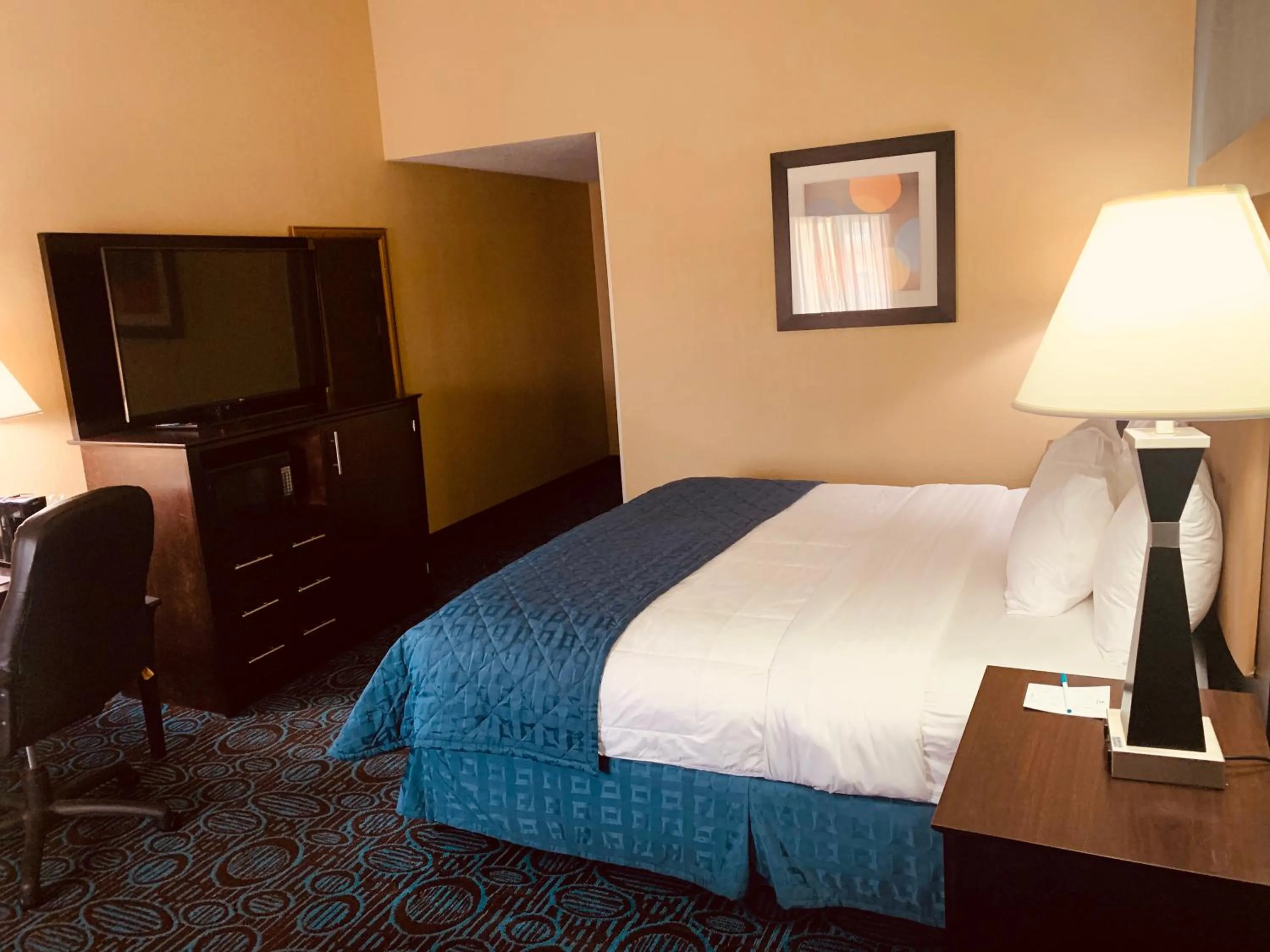 Bed in REGENCY Inn & SUITES NEW LONDON MYSTIC