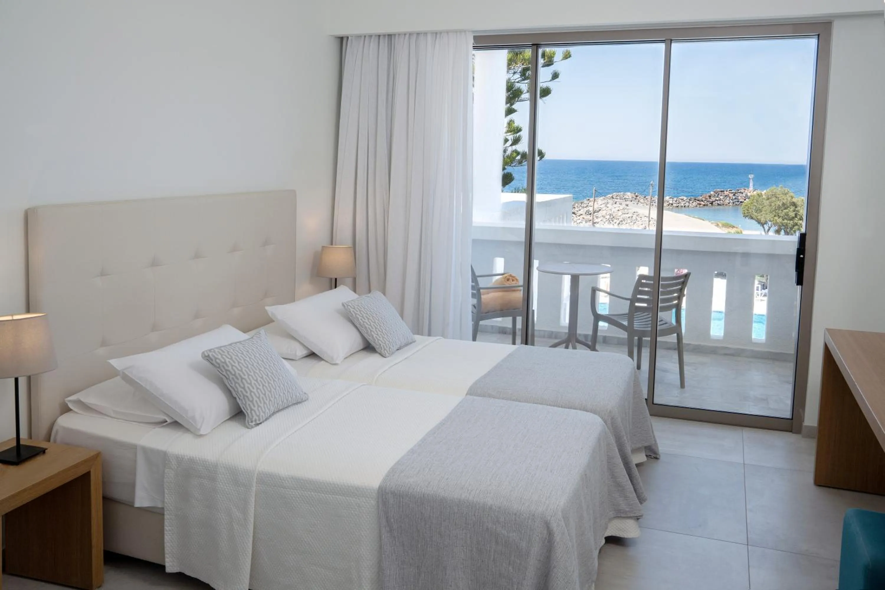 Bedroom, Bed in Maritimo Beach Hotel