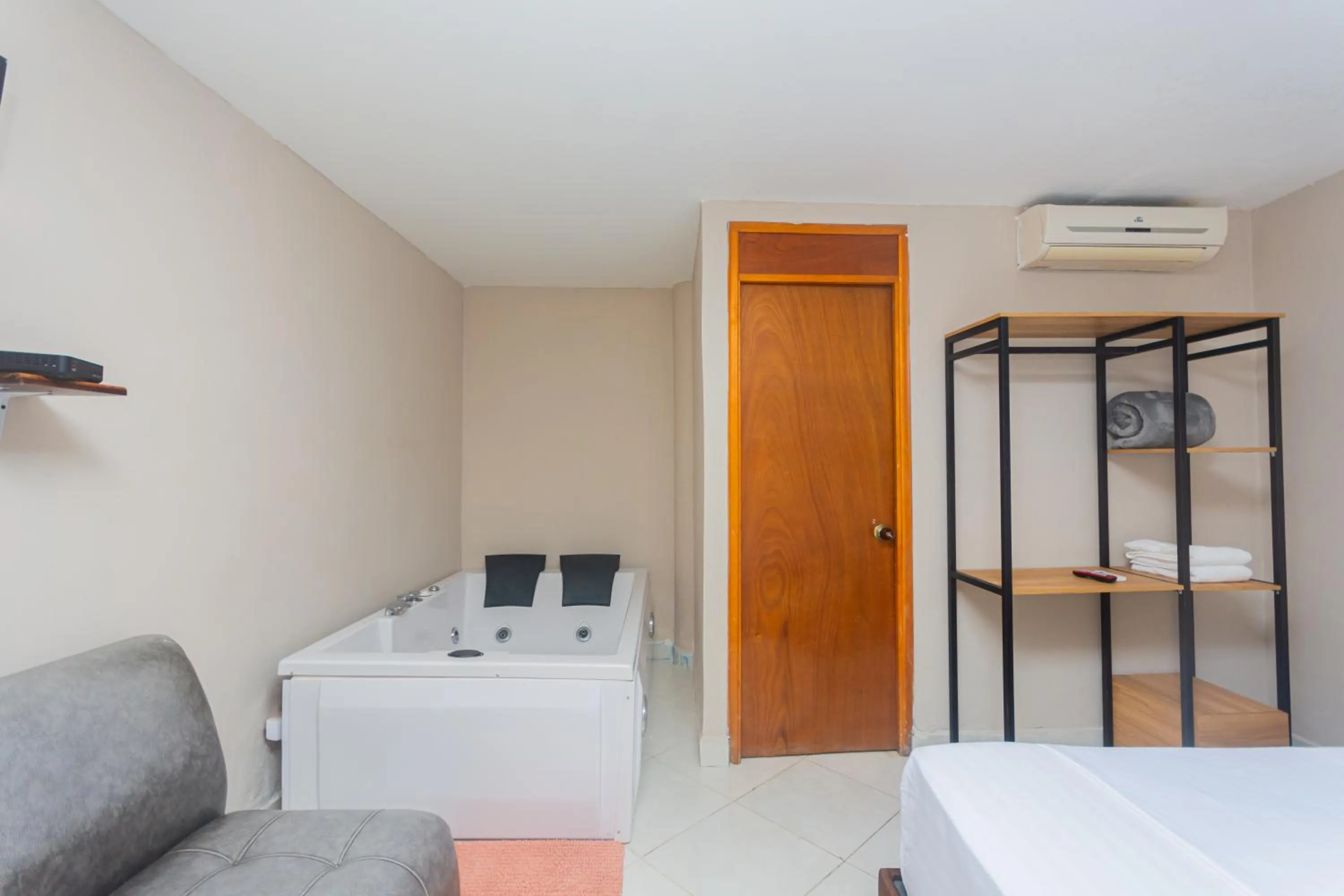 Hot Tub, Bed in Hotel Tropical San Jeronimo