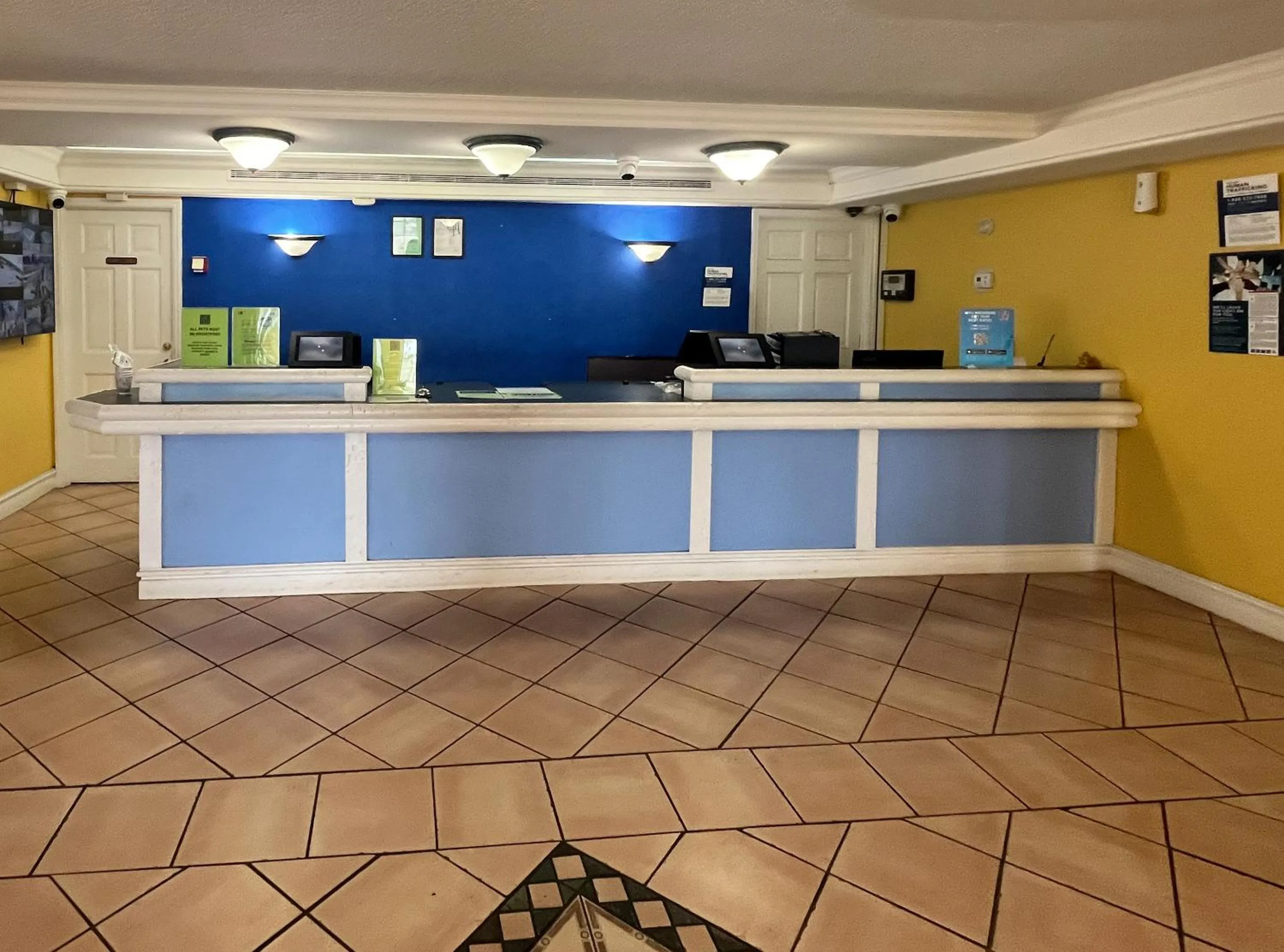 Lobby or reception in Studio 6 Huntsville, AL University Drive