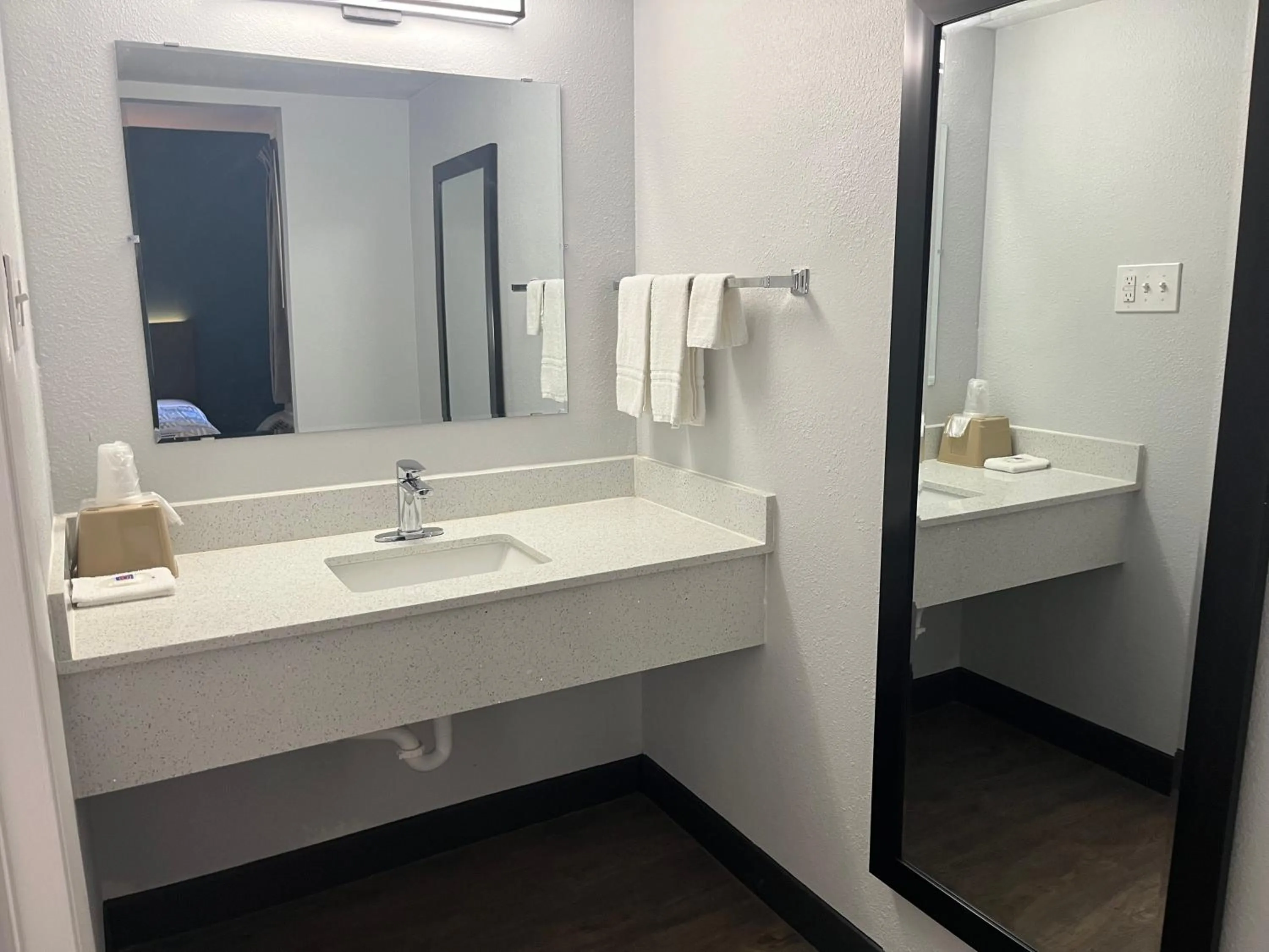 Bathroom in Studio 6 Huntsville, AL University Drive