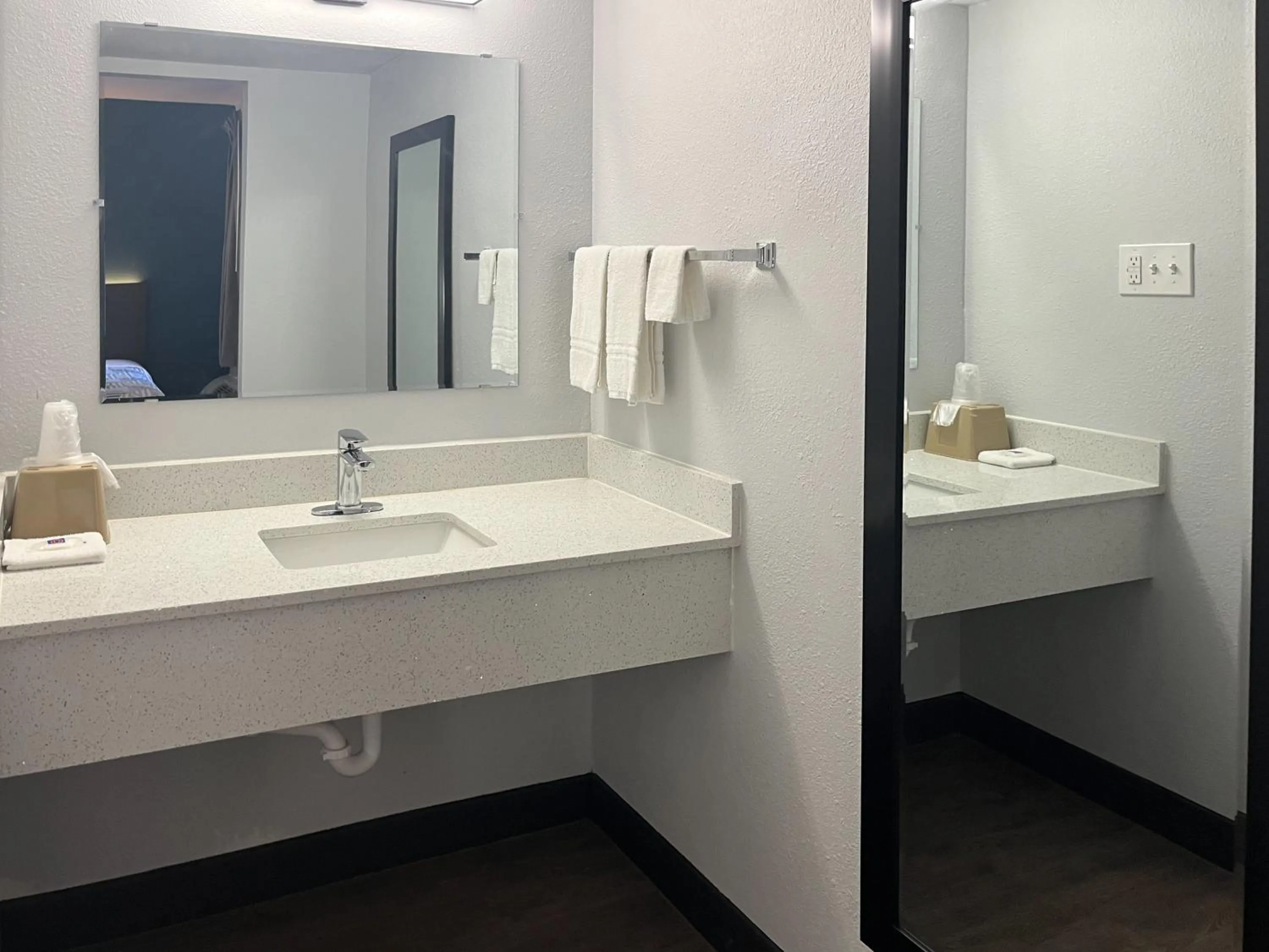 Bathroom in Studio 6 Huntsville, AL University Drive