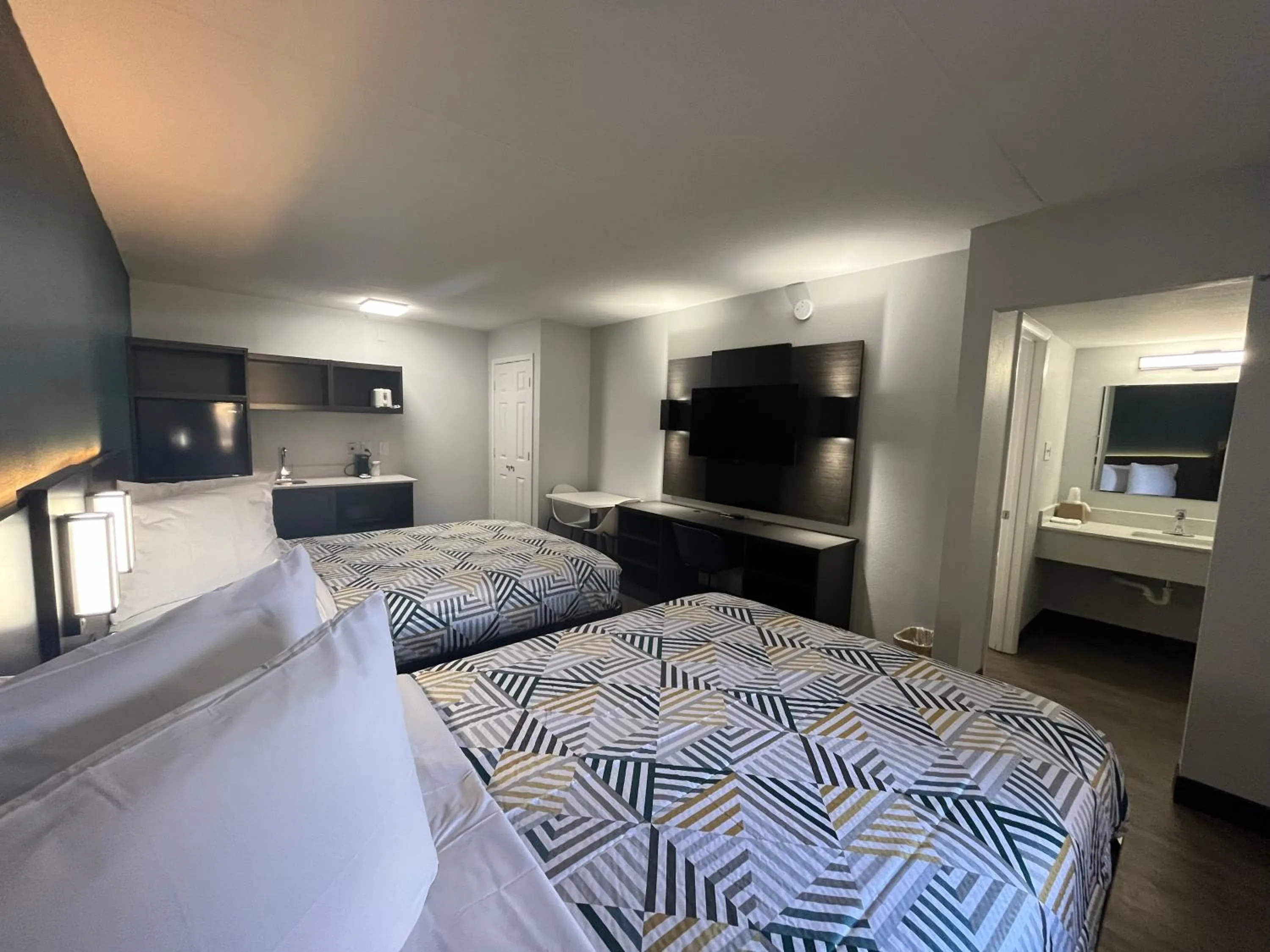 Bed in Studio 6 Huntsville, AL University Drive