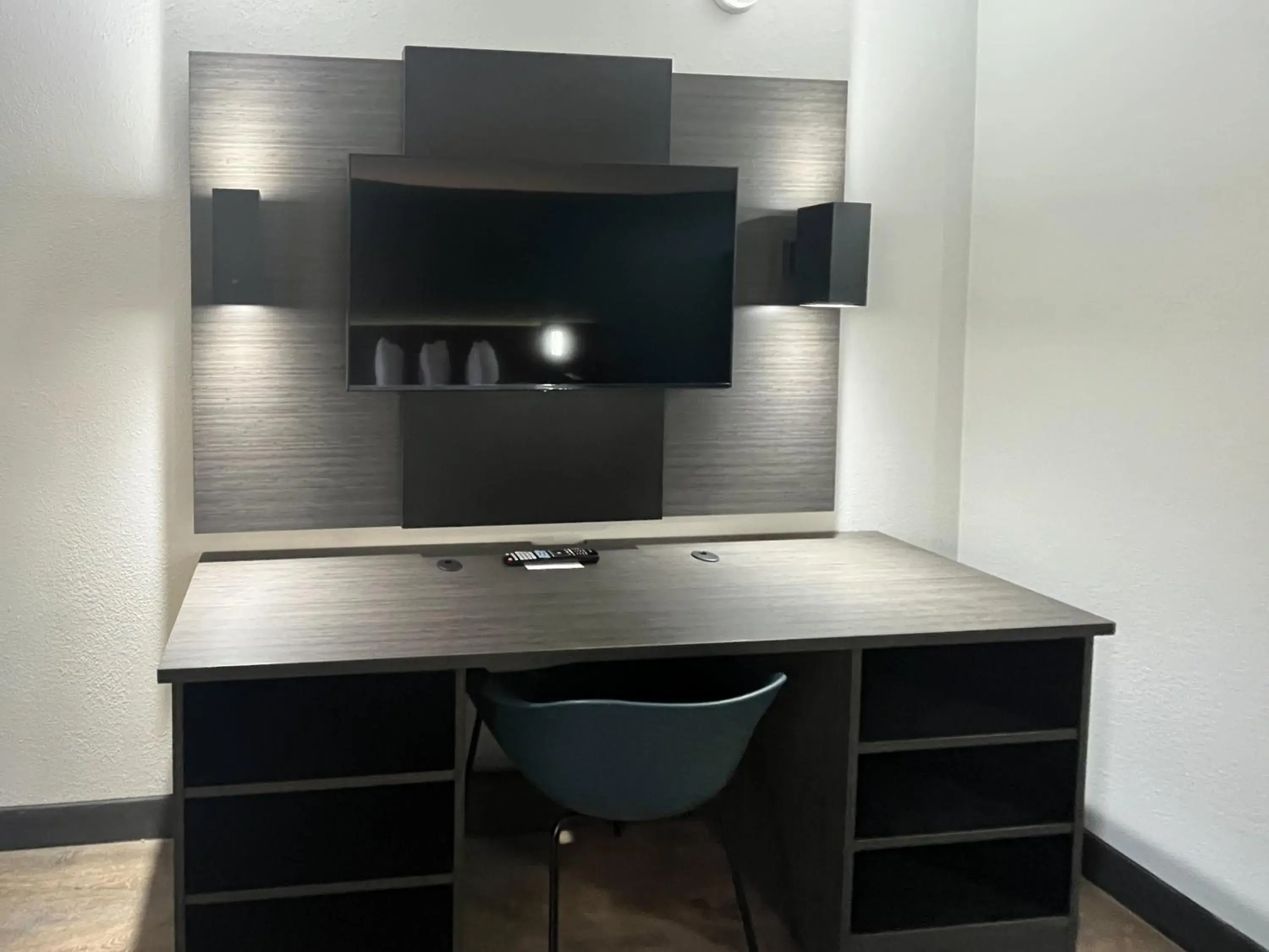 Quadruple Room - Non-Smoking in Studio 6 Huntsville, AL University Drive Quadruple Room - Non-Smoking in Studio 6 Huntsville, AL University Drive