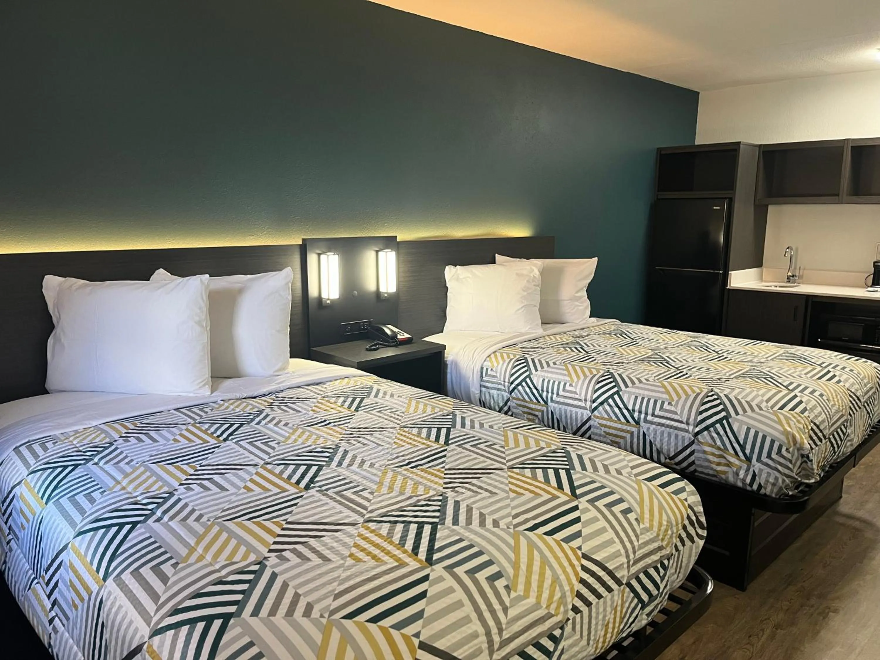 Bedroom, Bed in Studio 6 Huntsville, AL University Drive