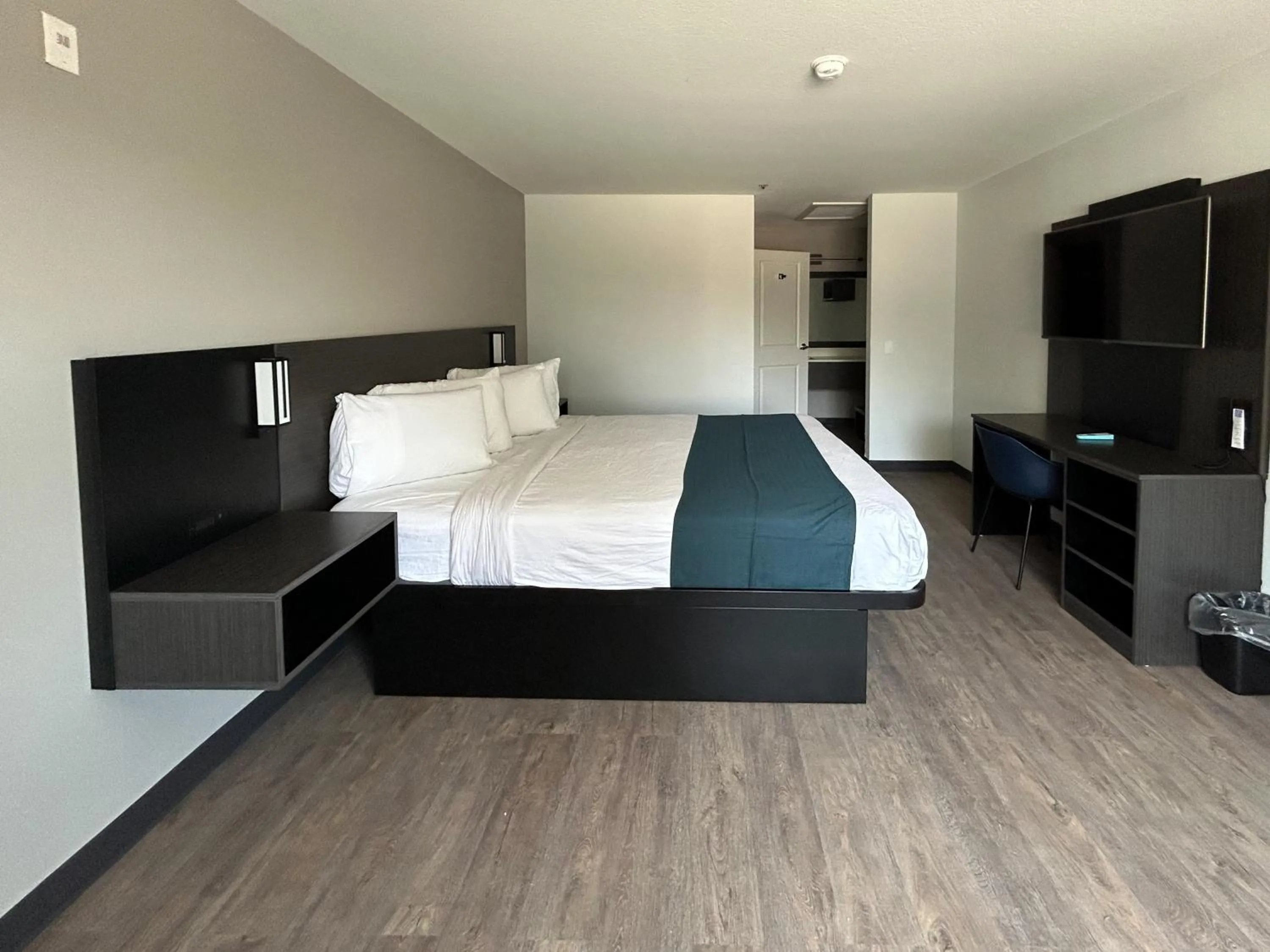 Photo of the whole room, Bed in Studio 6 Lake Elsinore, CA