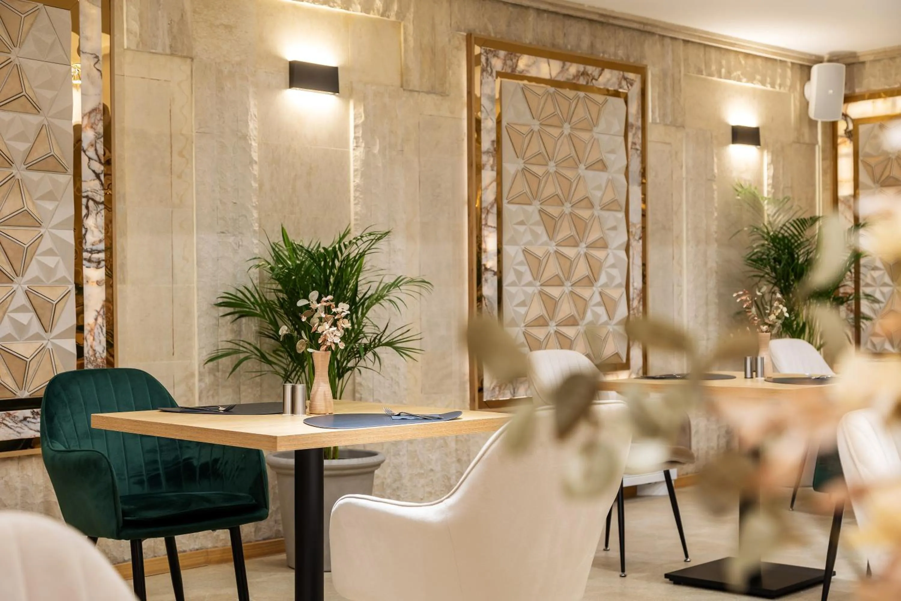 Restaurant/places to eat in AMAR Design Hotel by HMG