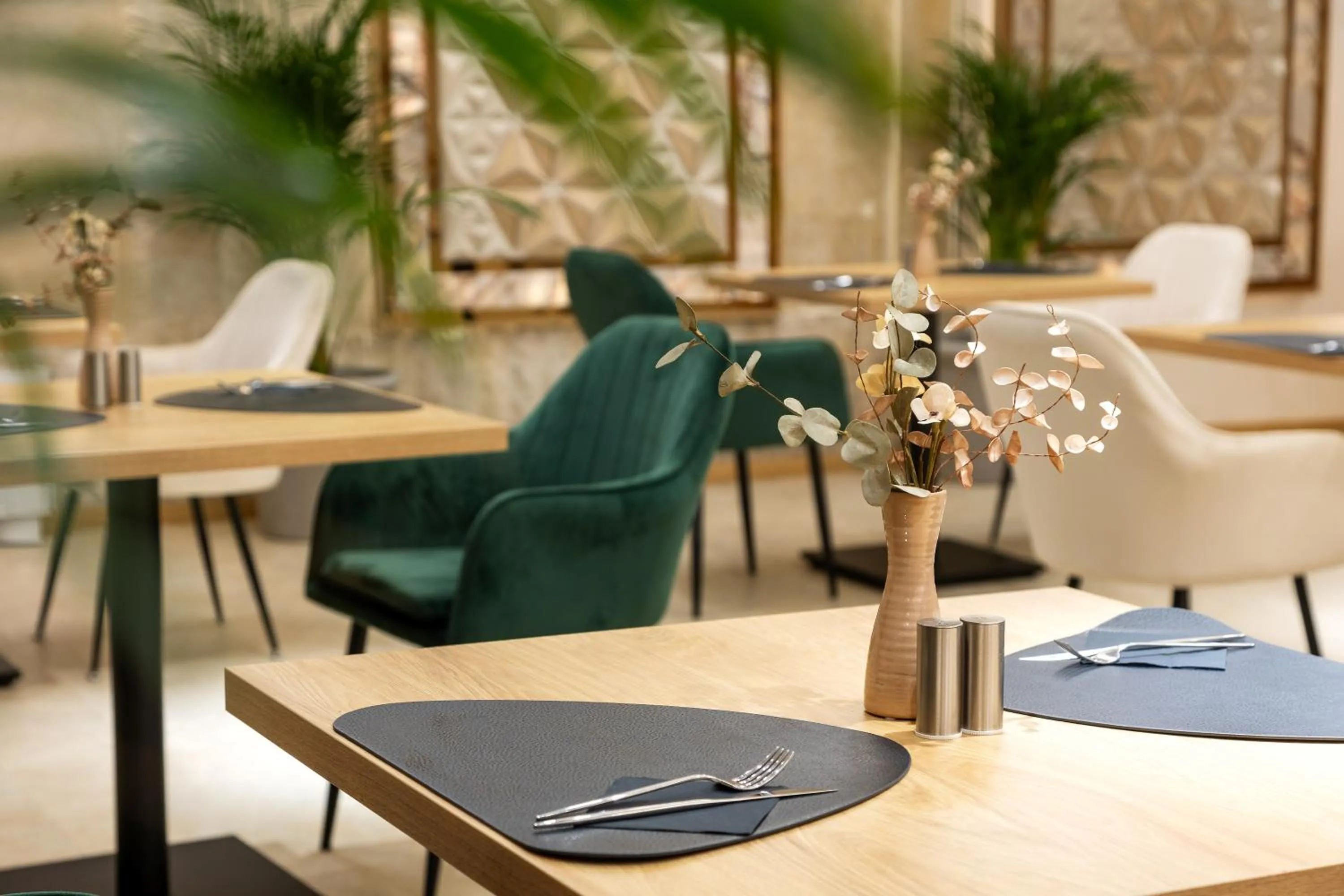 Restaurant/places to eat in AMAR Design Hotel by HMG