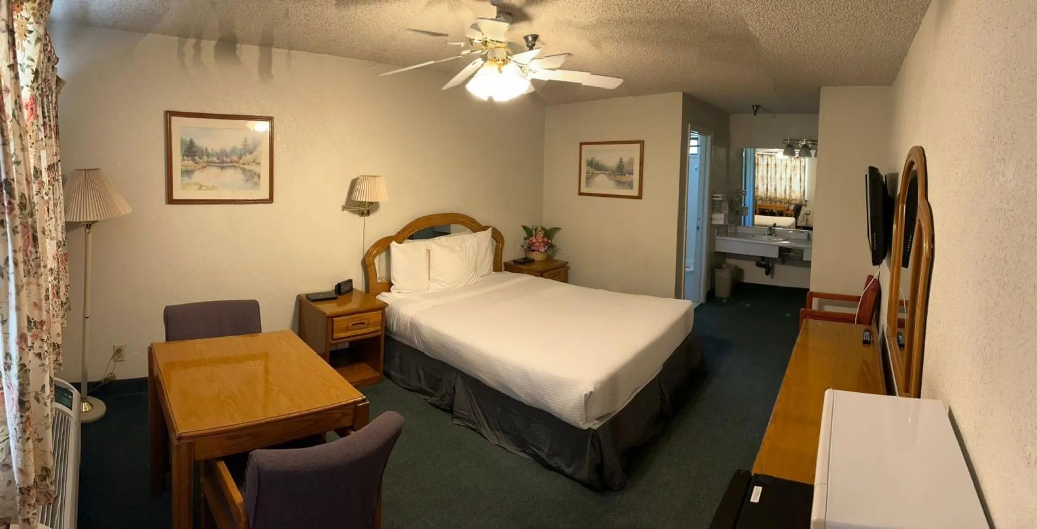 Bedroom, Bed in Formosa Inn