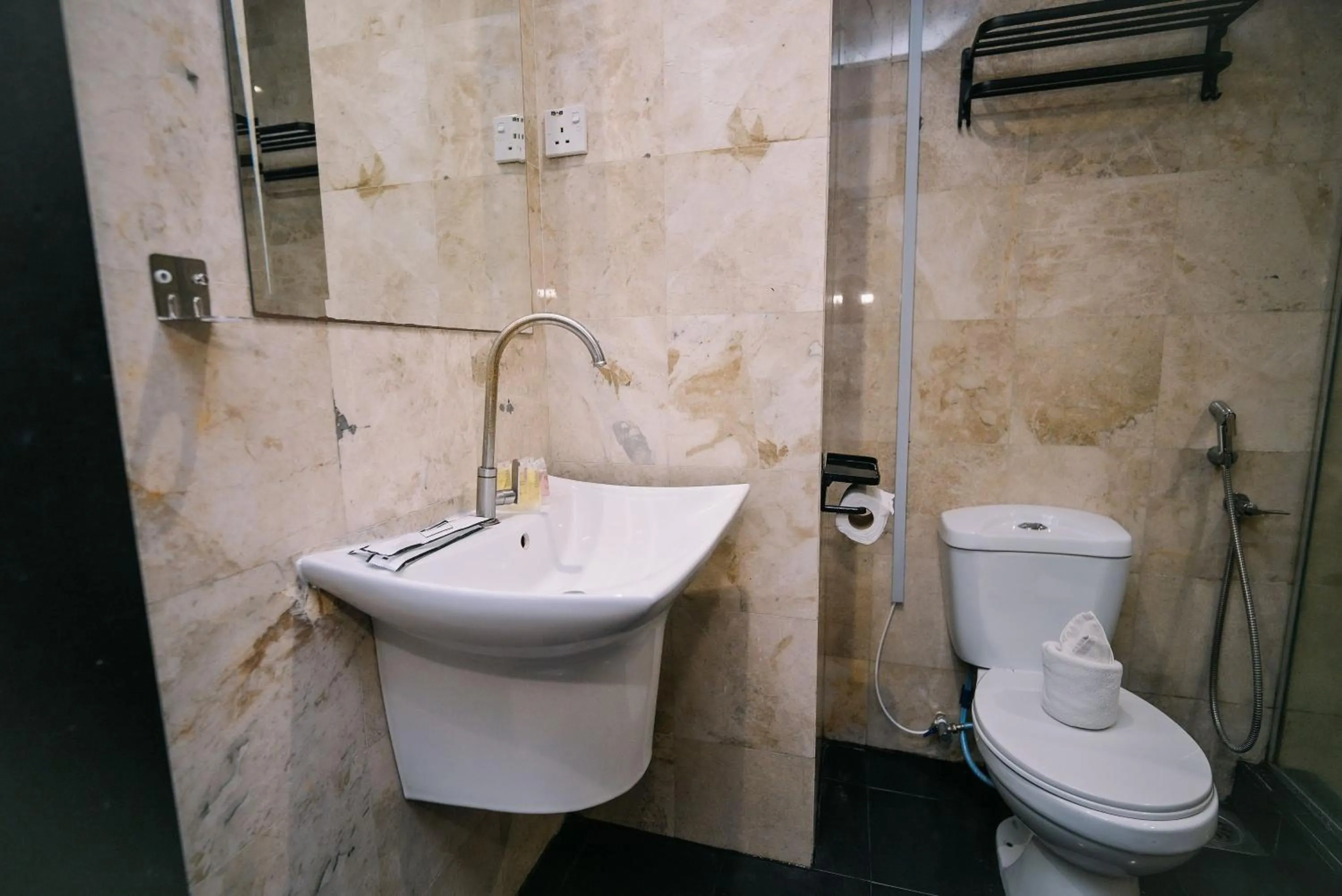 Shower in Kingston Hotel 4 - TRX