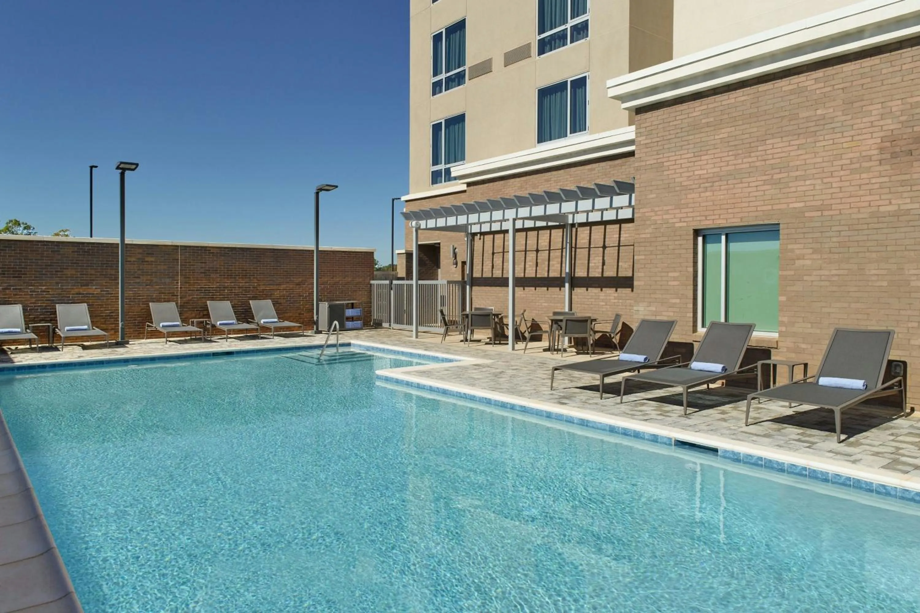 Swimming pool in Courtyard by Marriott Atlanta Covington