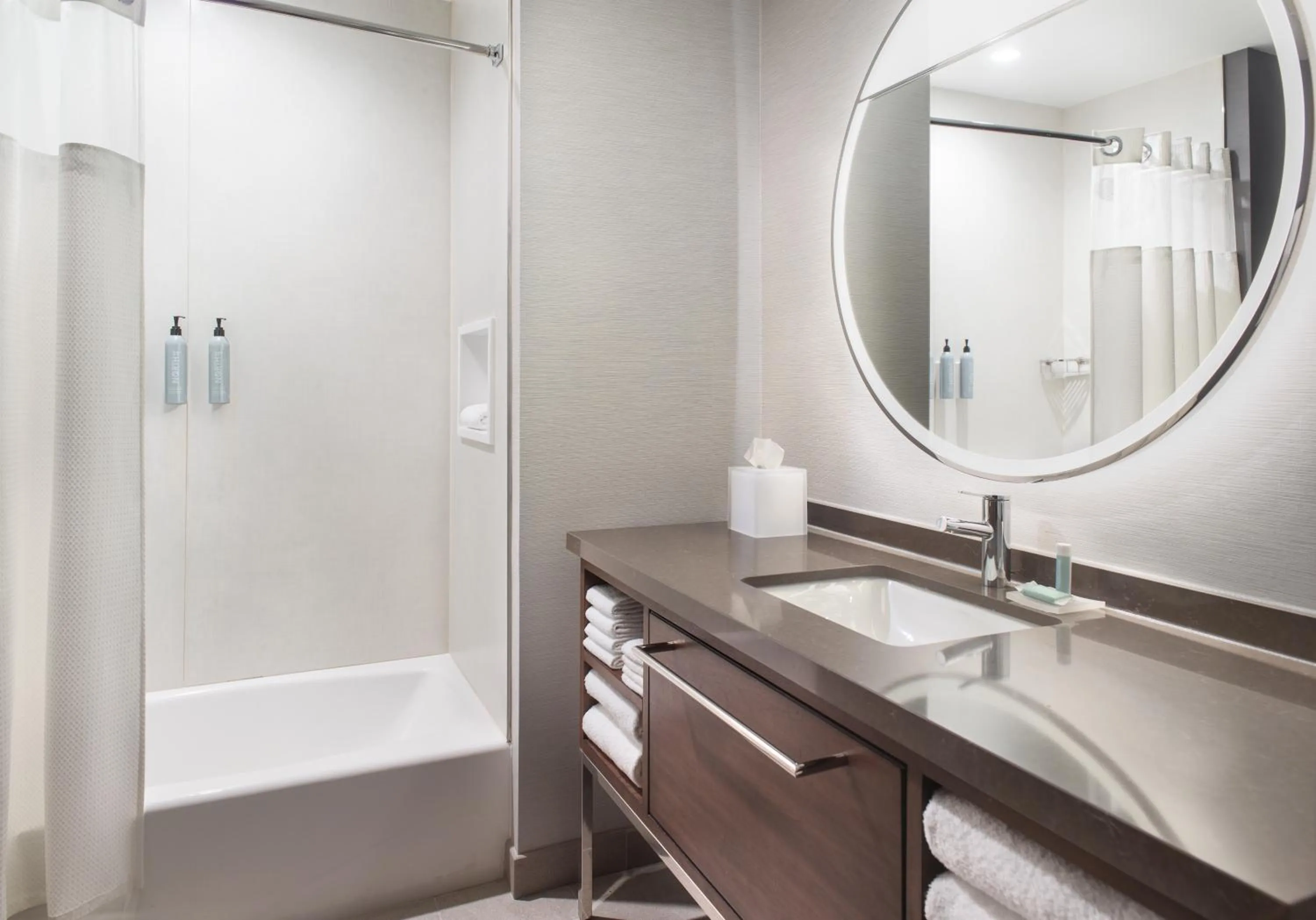 Bath in Courtyard by Marriott Atlanta Covington