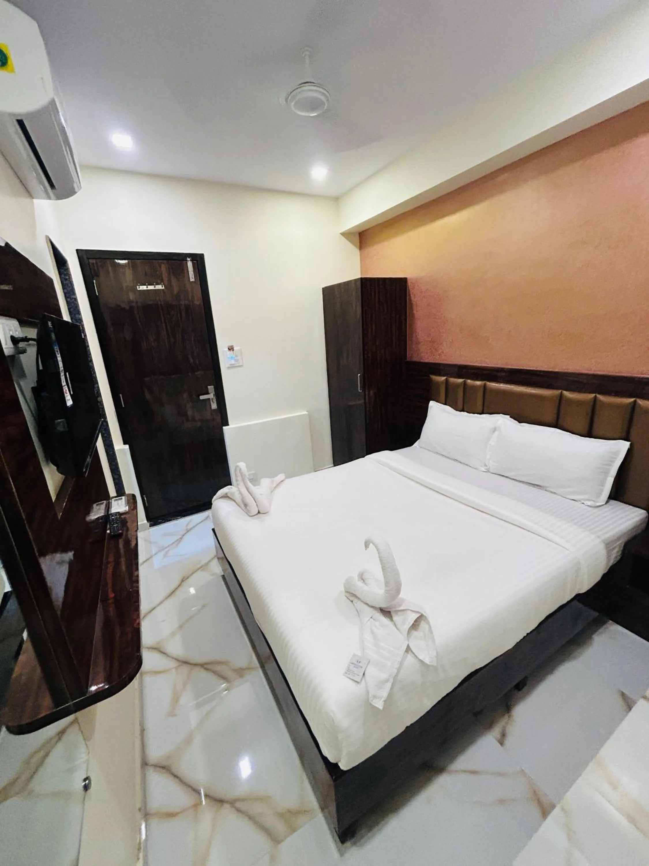 Bed in Hotel Rinza Residency