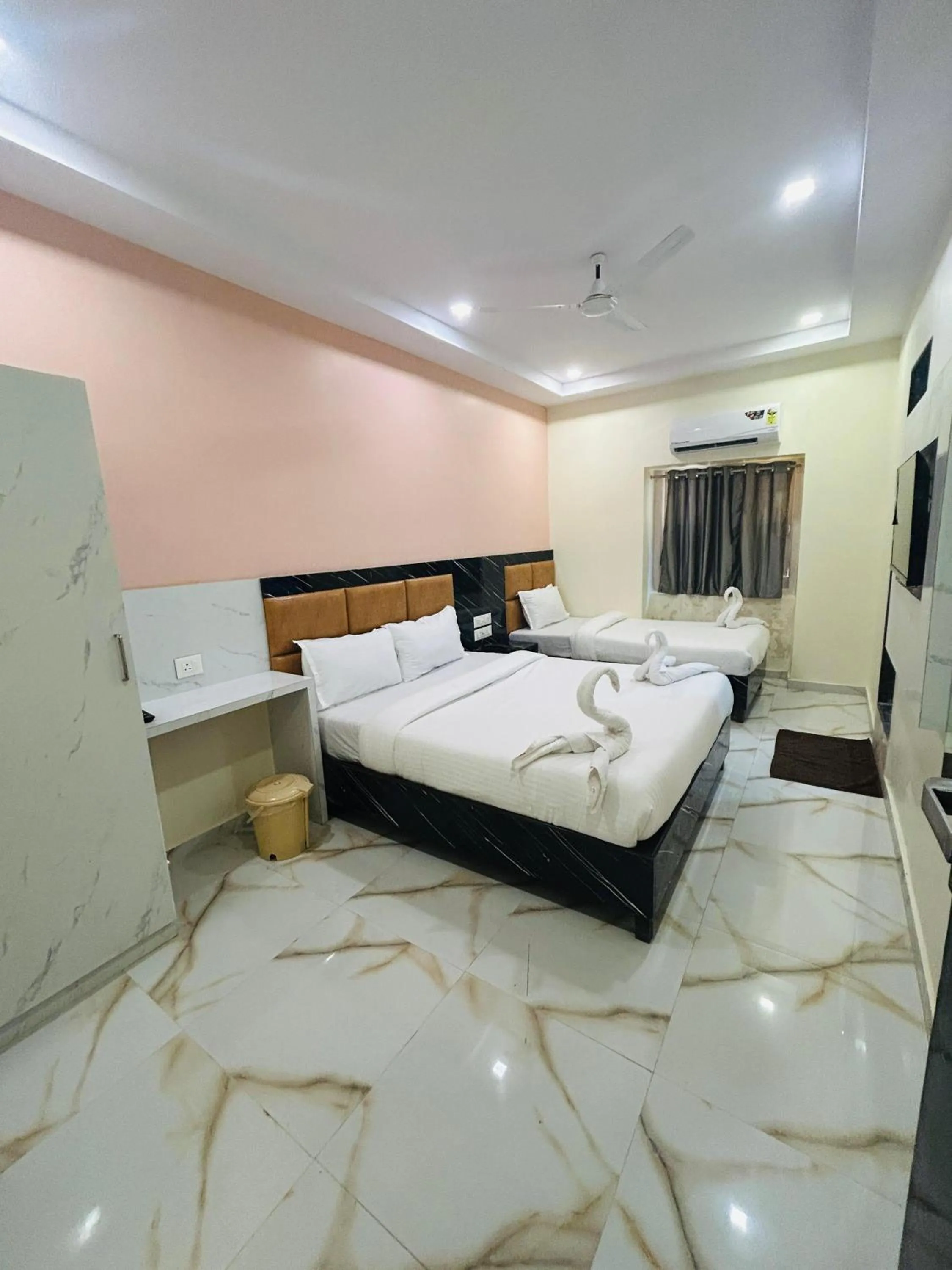 Bed in Hotel Rinza Residency