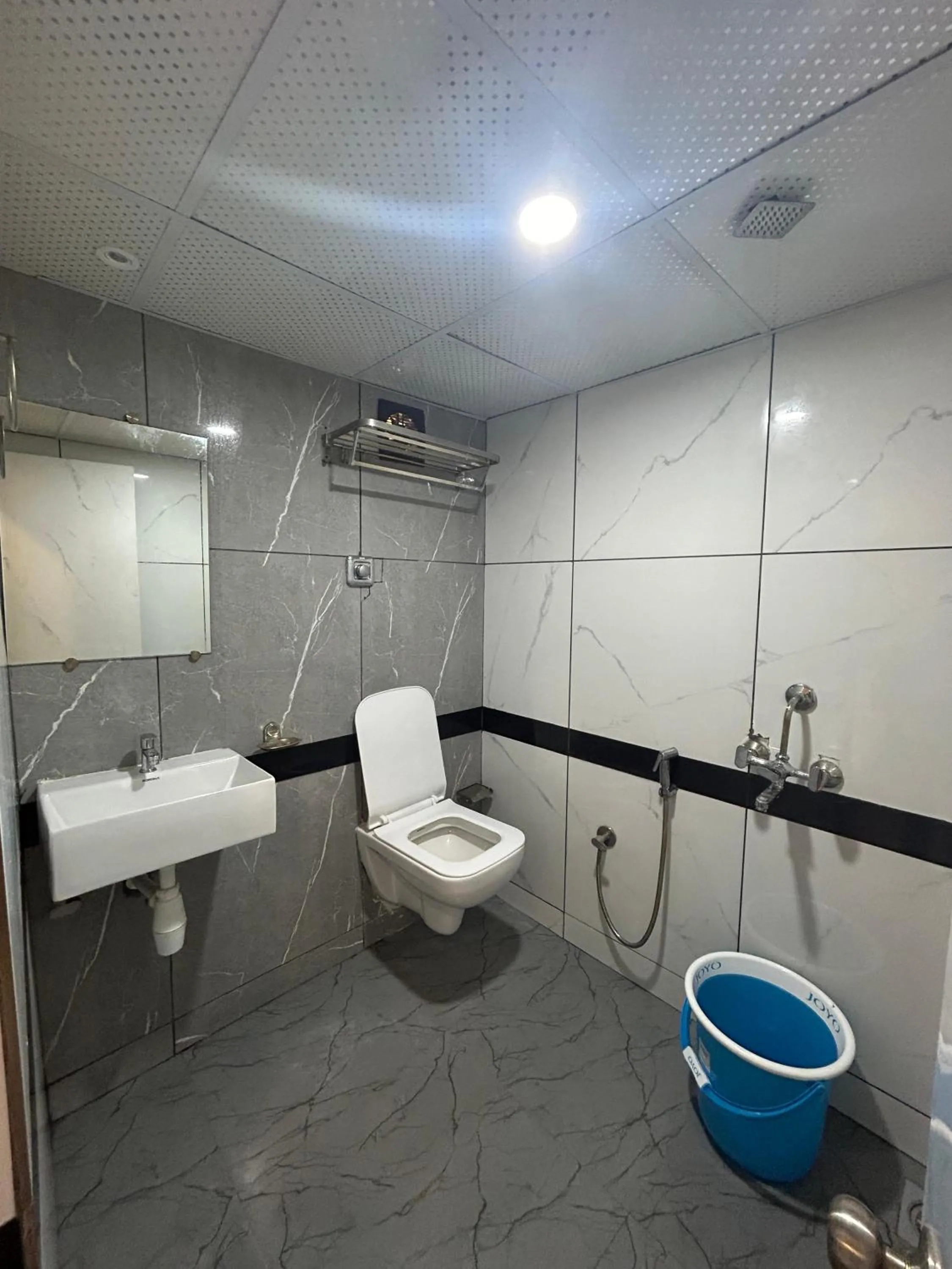 Bathroom in Hotel Rinza Residency