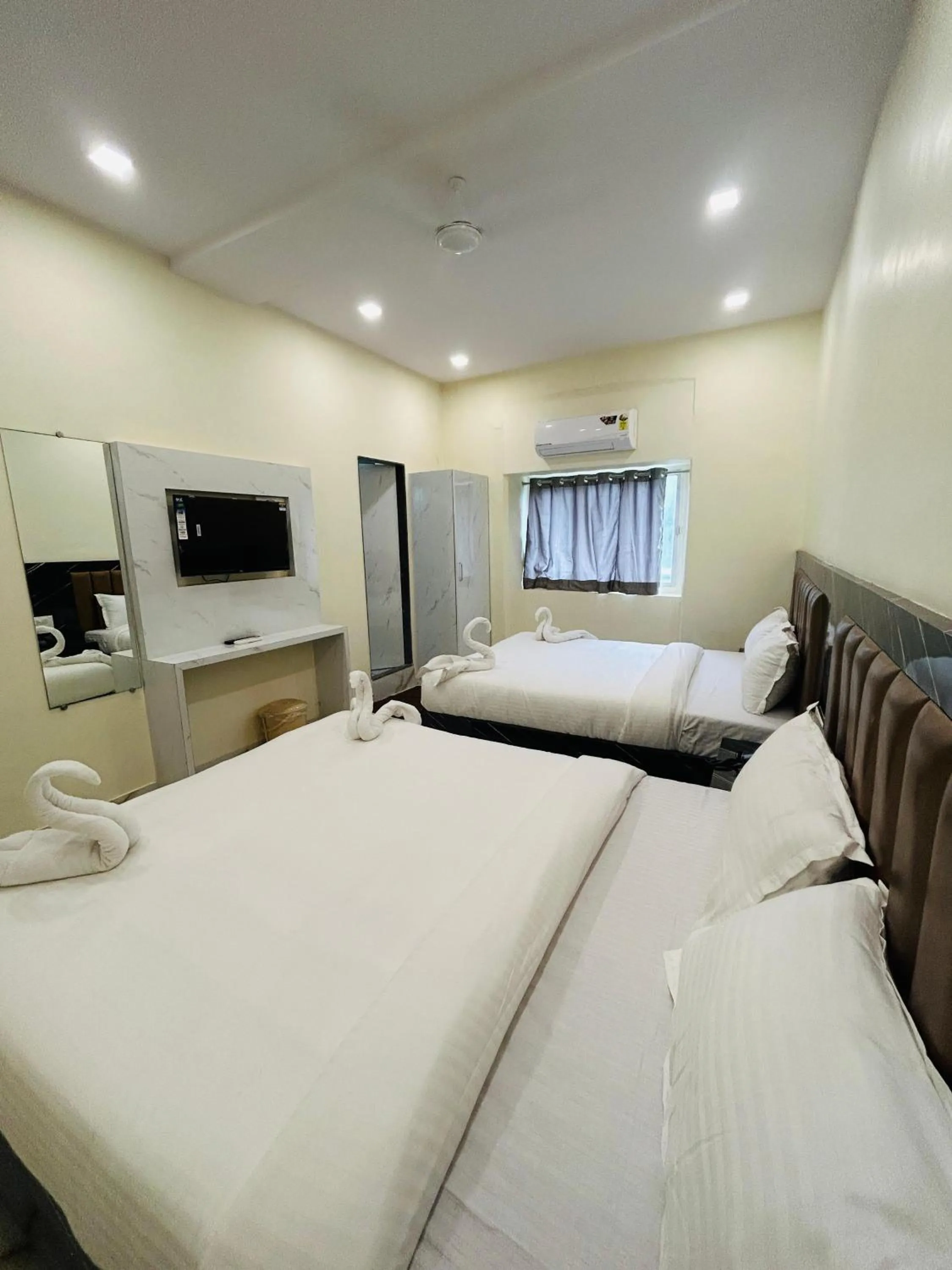 Bed in Hotel Rinza Residency