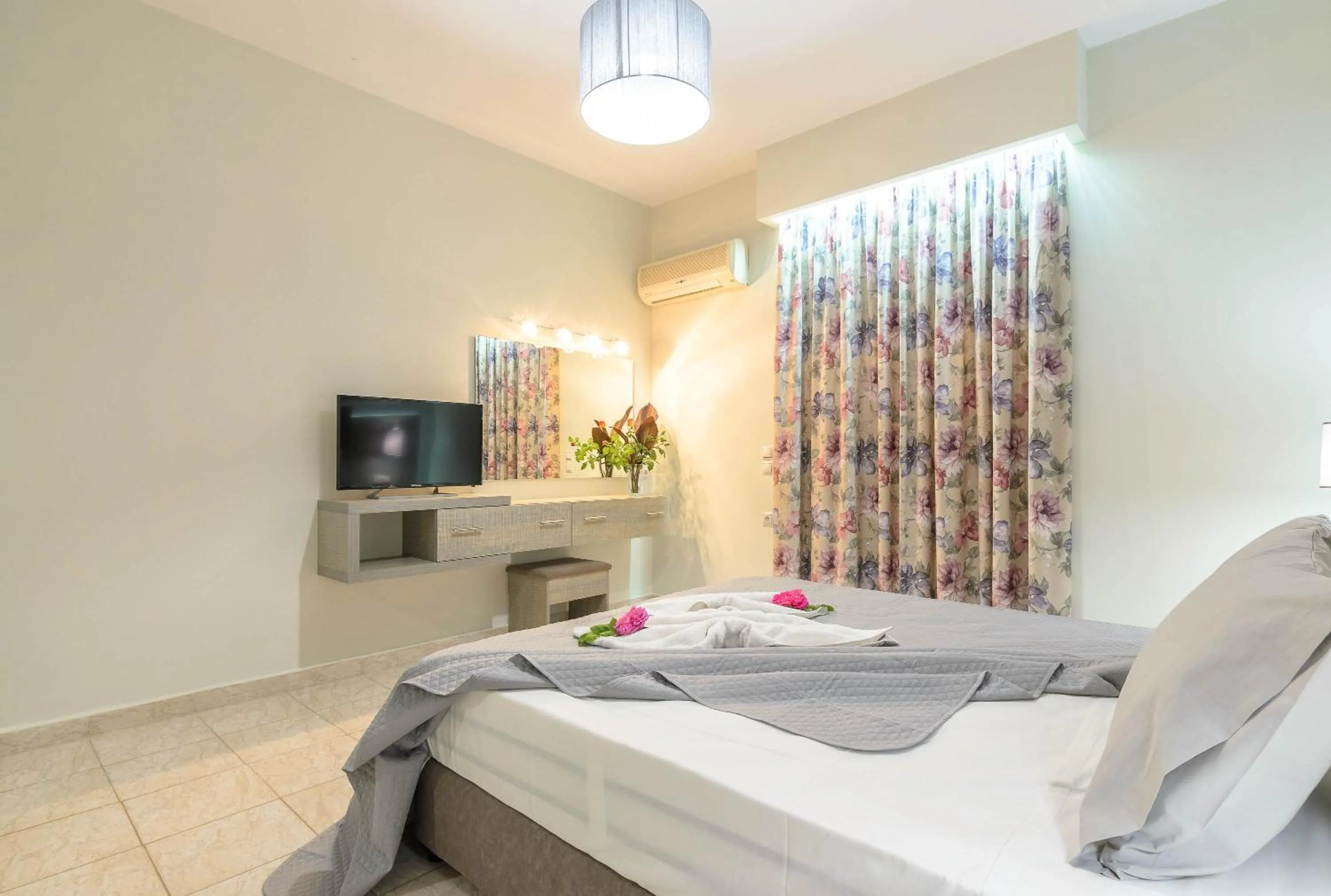 Photo of the whole room, Bed in Artemis Apartments