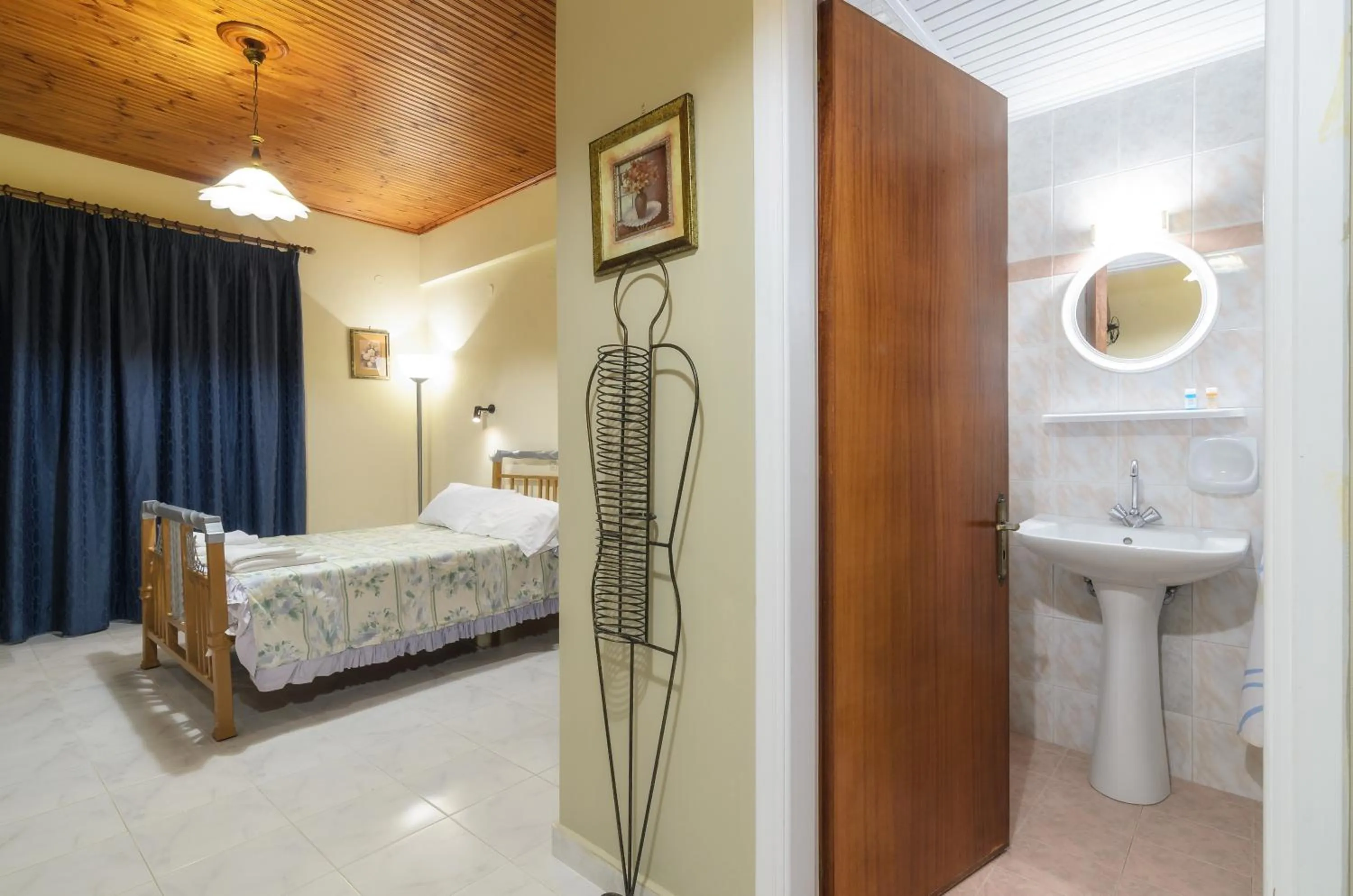 Bathroom, Bed in Artemis Apartments