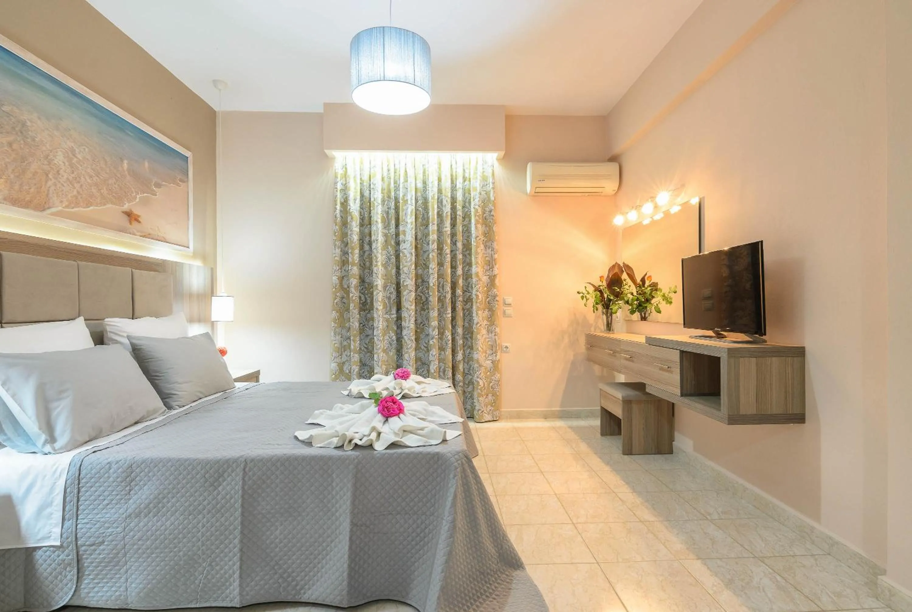 Photo of the whole room, Bed in Artemis Apartments