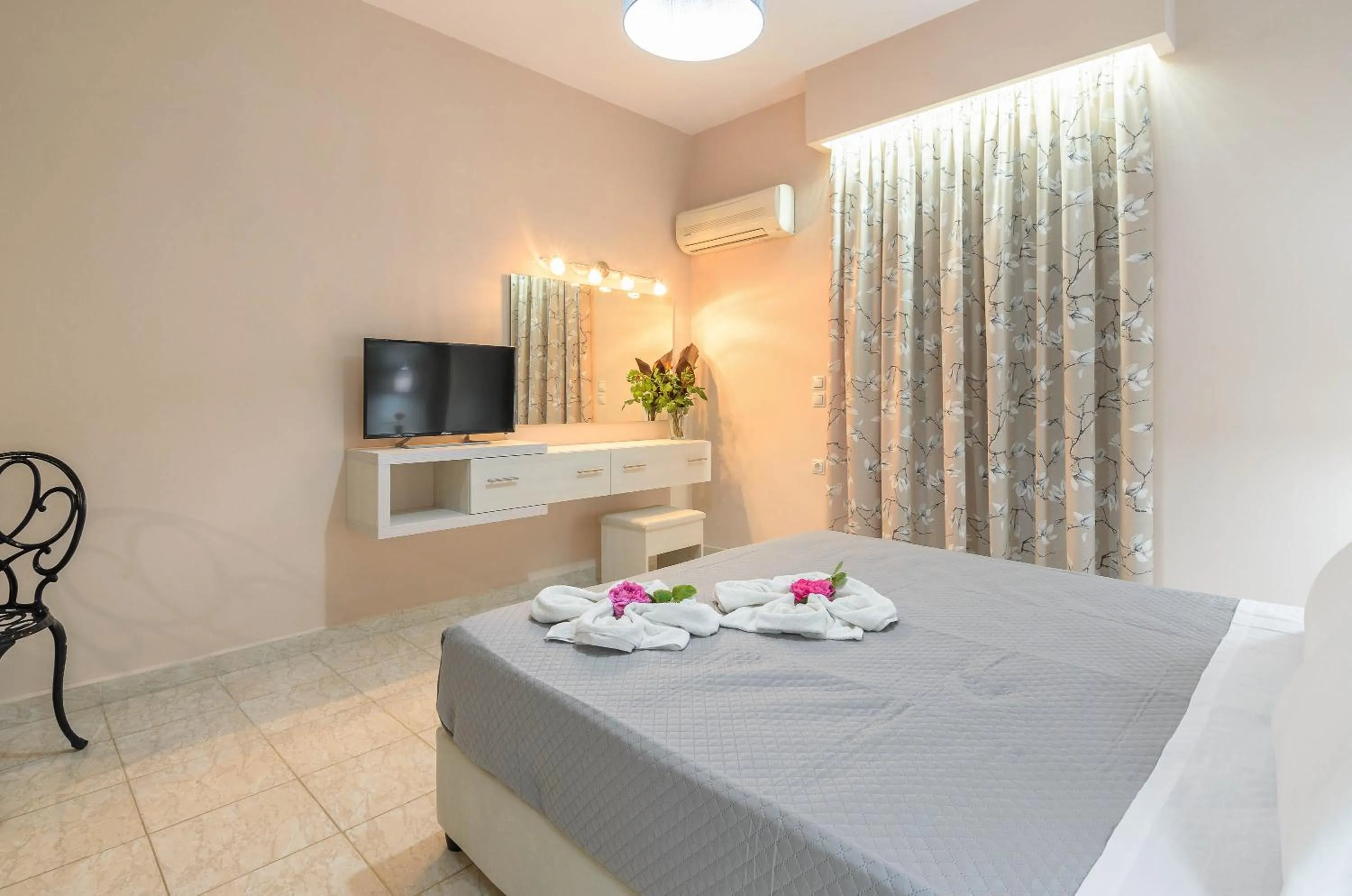 Photo of the whole room, Bed in Artemis Apartments