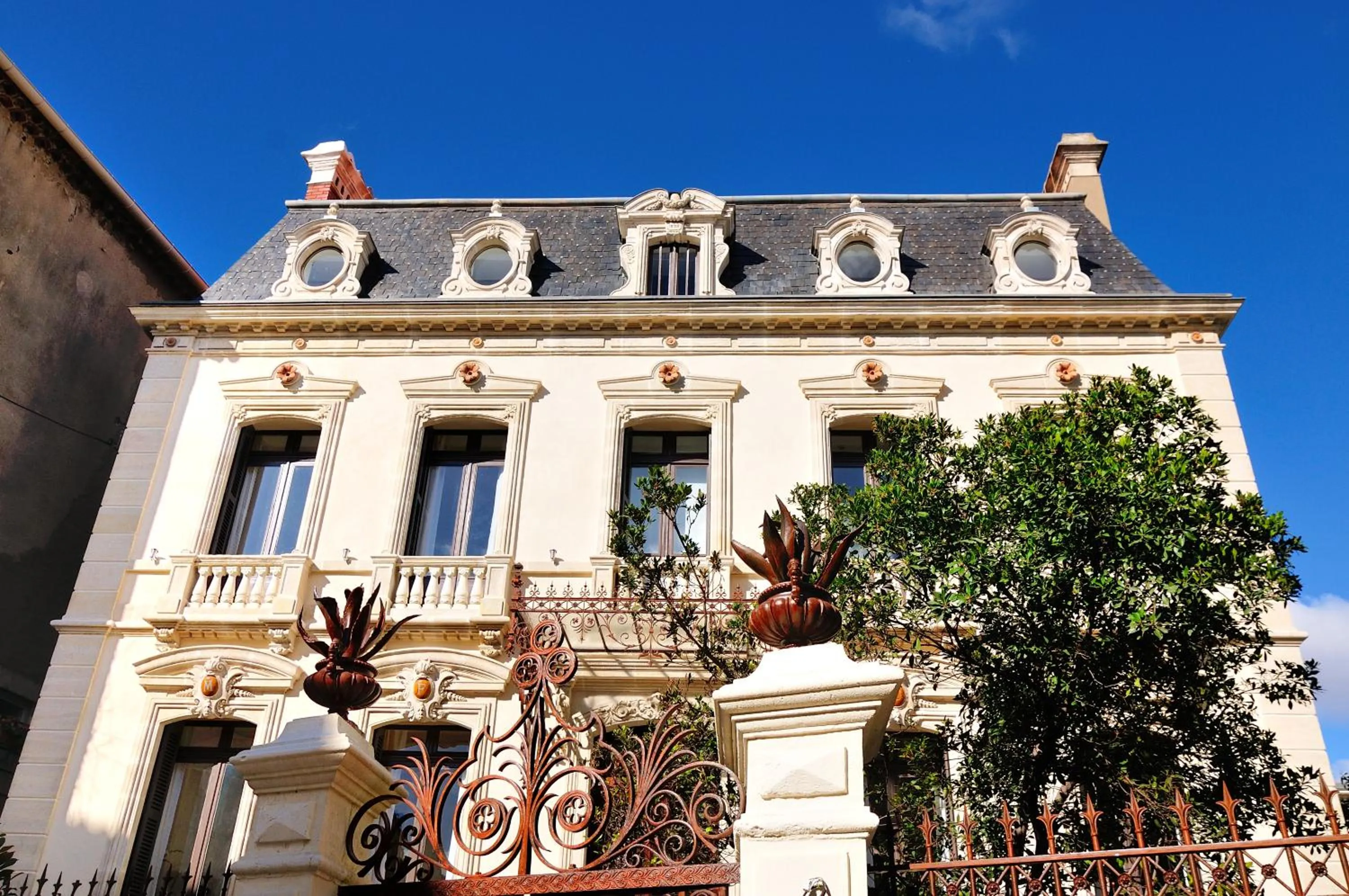 Property building in L'Hôtel Particulier Beziers