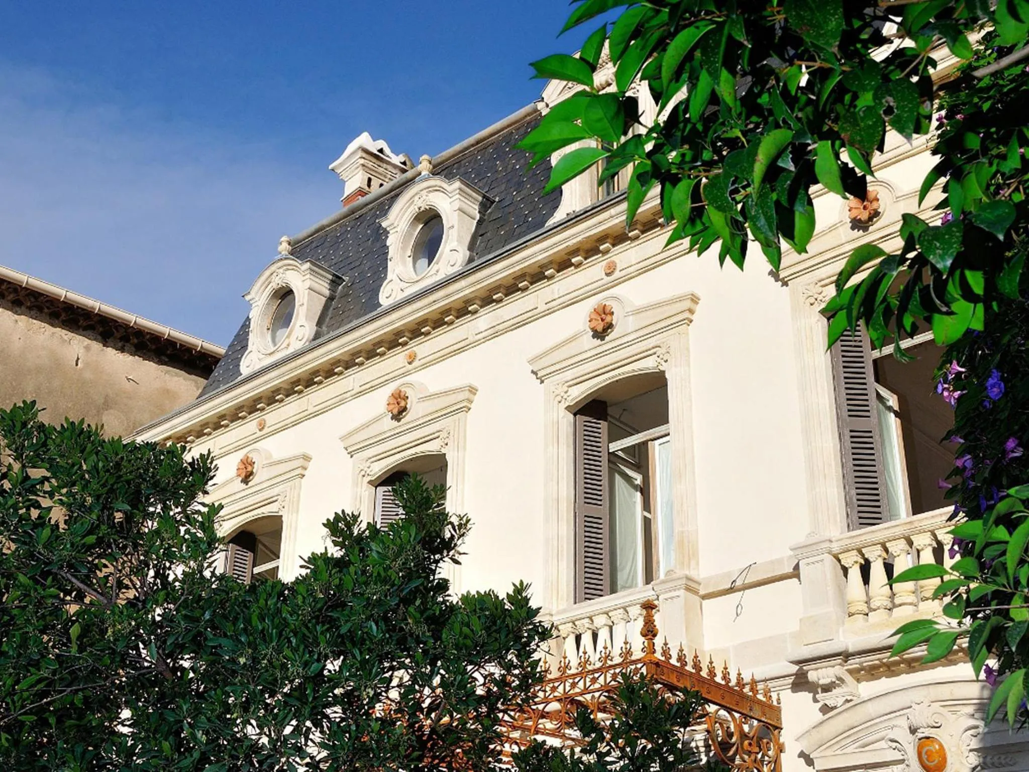 Facade/entrance in L'Hôtel Particulier Beziers