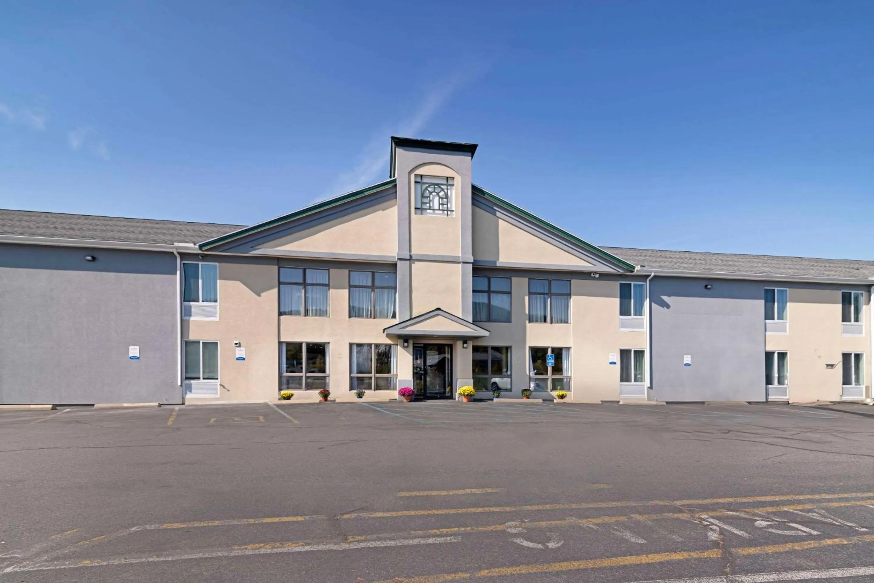 Property building in Quality Inn Lebanon - Hanover